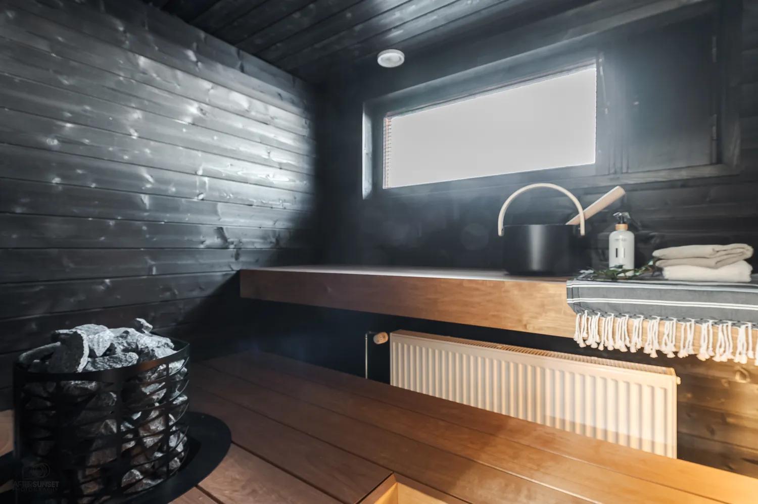 Kingwest Villa - free parking, sauna, 5br & NEW AC