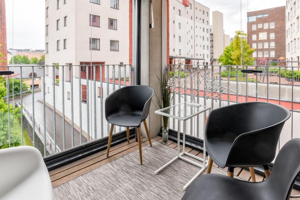Kotimaailma - Avara ja valoisa kolmio saunalla lähellä Helsingin keskustaa