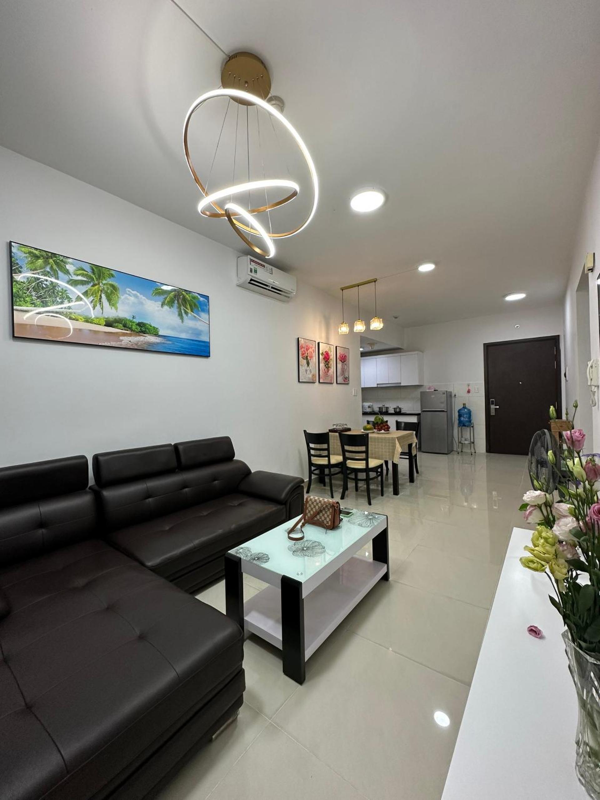 Căn hộ 2 phòng ngủ gần sân bay TSN