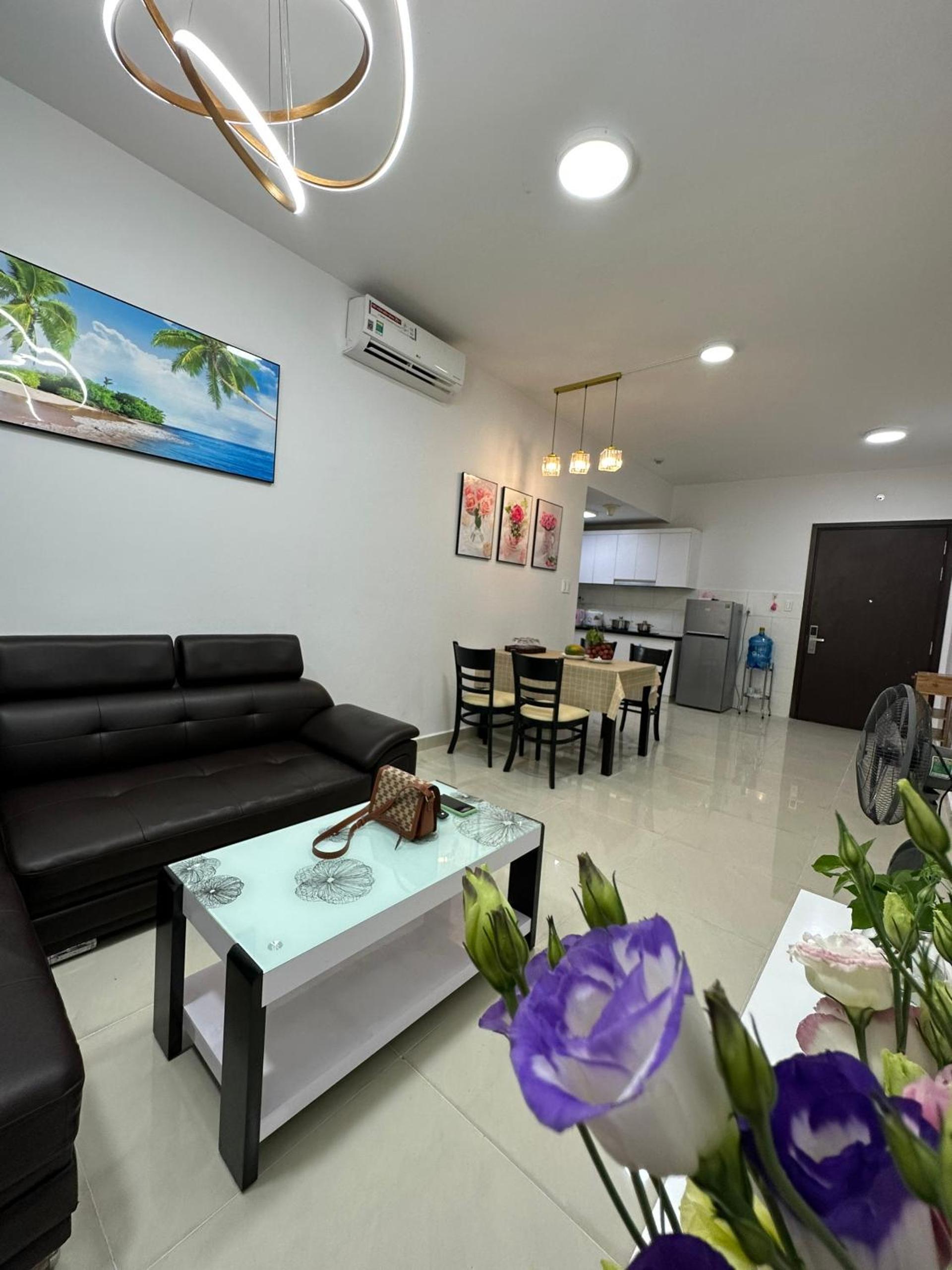 Căn hộ 2 phòng ngủ gần sân bay TSN