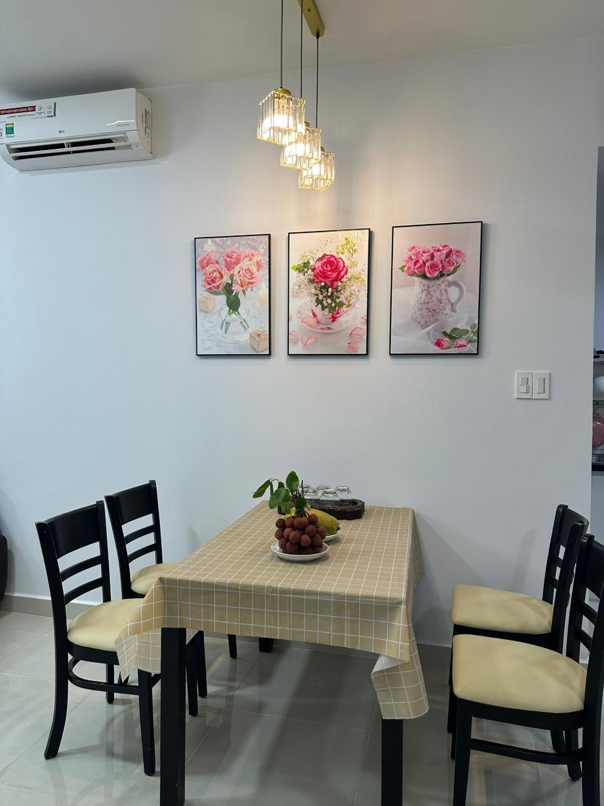 Căn hộ 2 phòng ngủ gần sân bay TSN