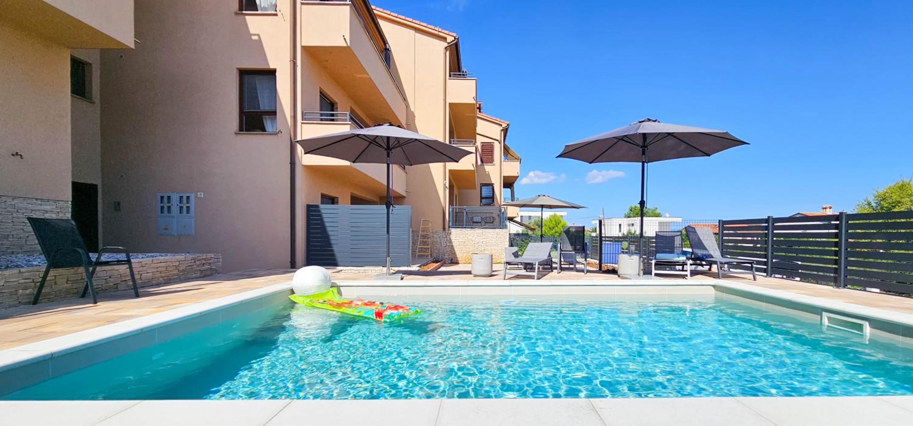 Apartment Bluemare B3 with Shared Pool