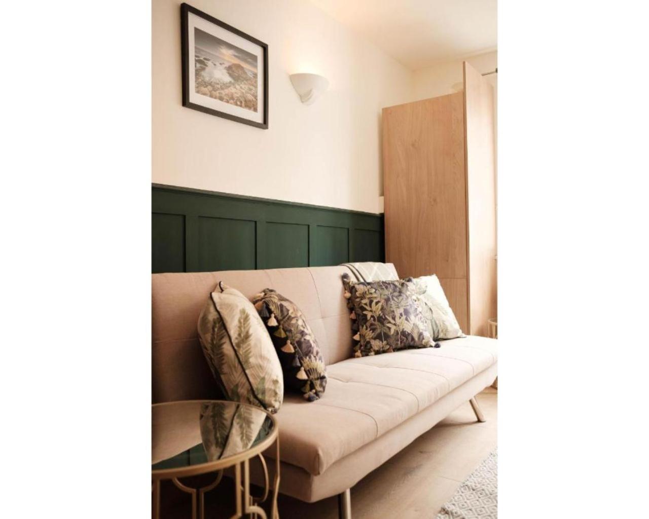 Ormeau Road Apartment view 3