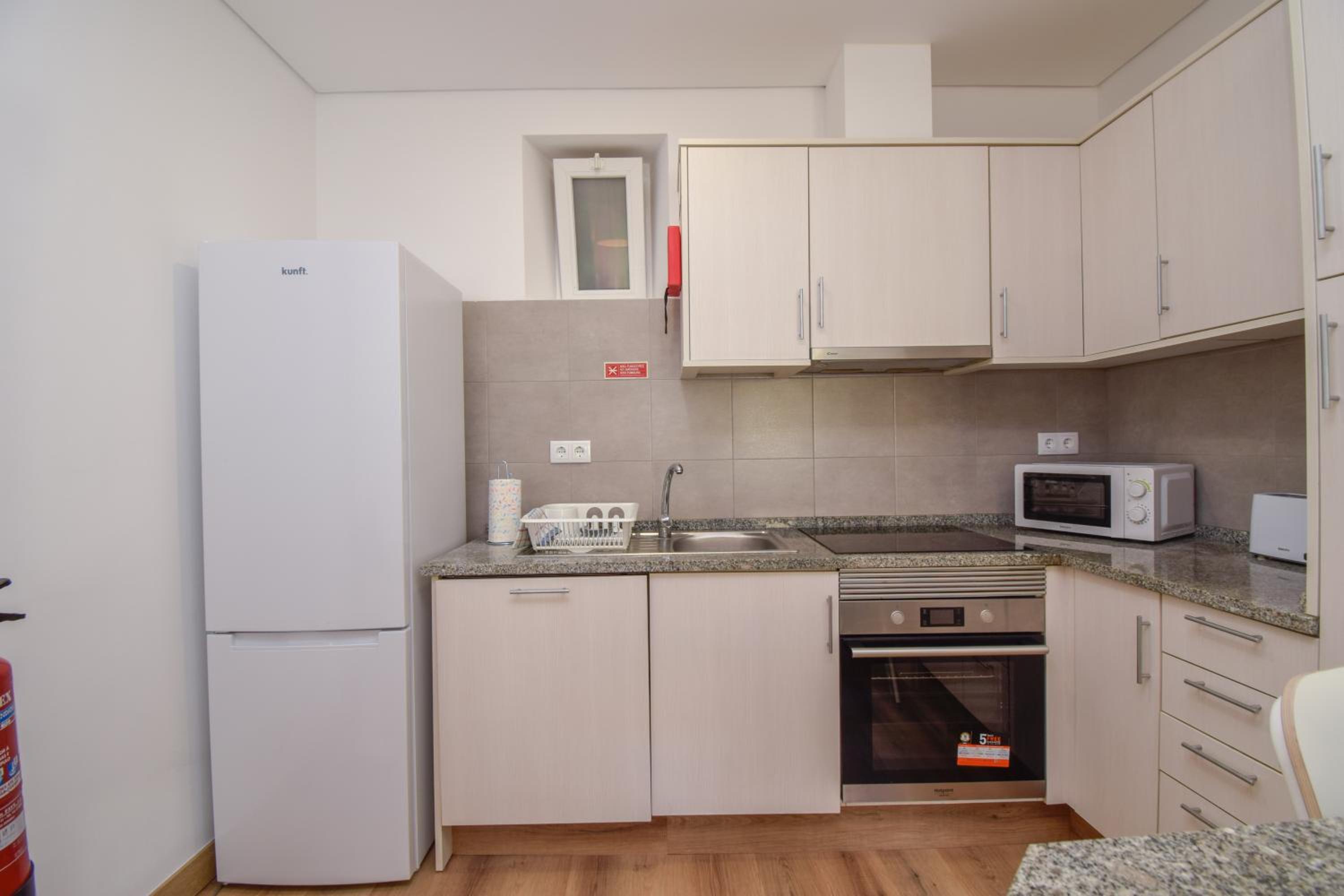 Apartamento encantador com terraço - 800 metros da praia view 2