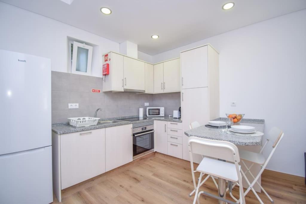 Acolhedor Apartamento de 1 Quarto com Terraço