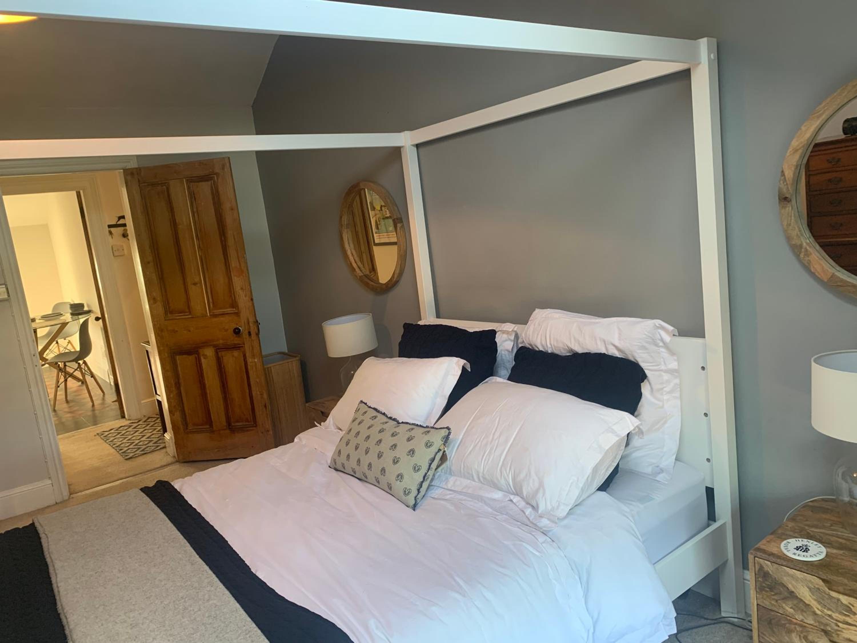 Top Floor. Top Notch. Tranquil Treat. Stone's throw from Thames. view 3