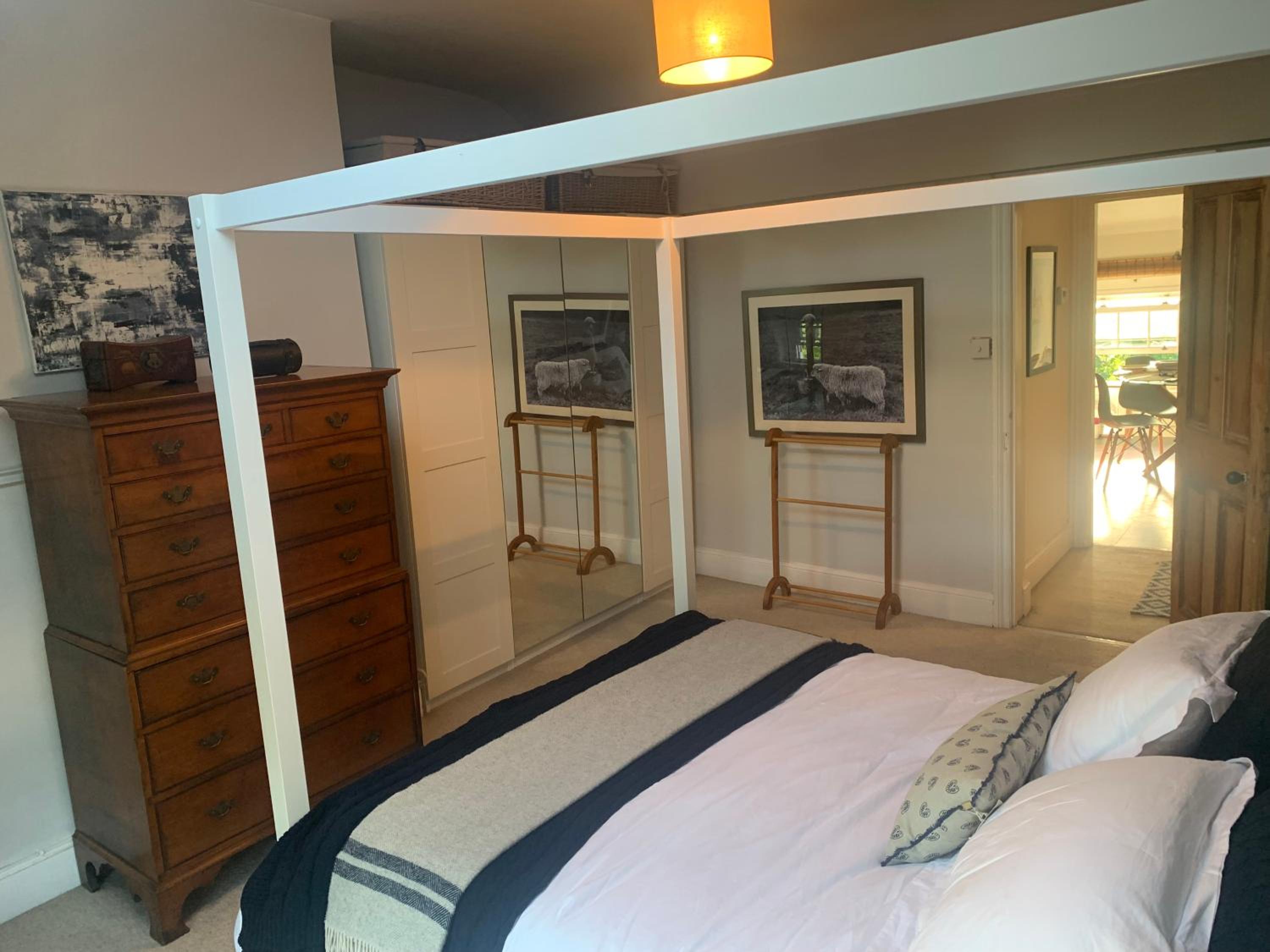 Top Floor. Top Notch. Tranquil Treat. Stone's throw from Thames. view 4