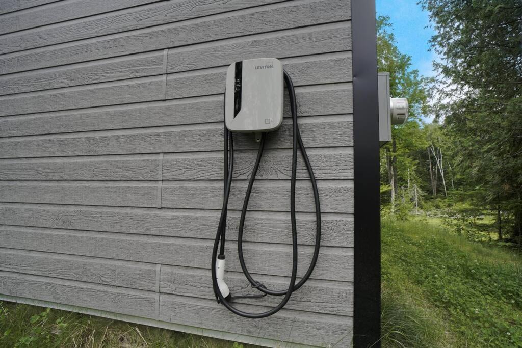 Chalet L'Hérisson (Modern, Spa, BBQ, waterfront)
