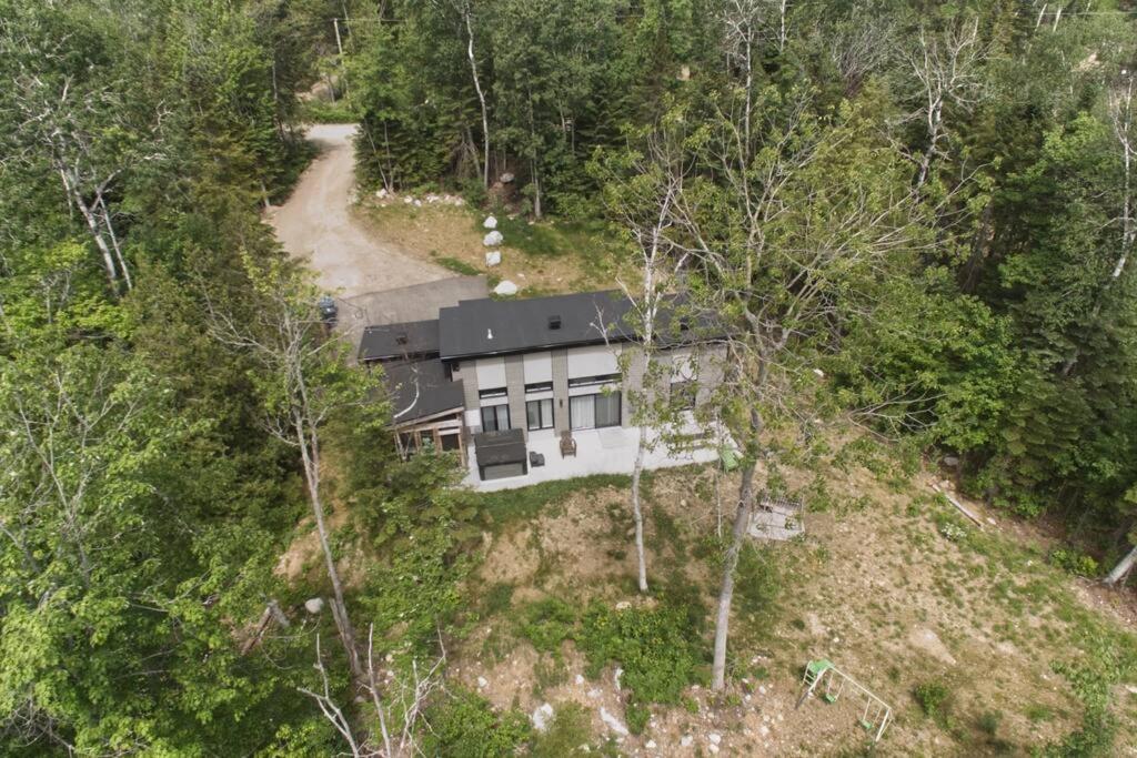 Chalet L'Hérisson (Modern, Spa, BBQ, waterfront)