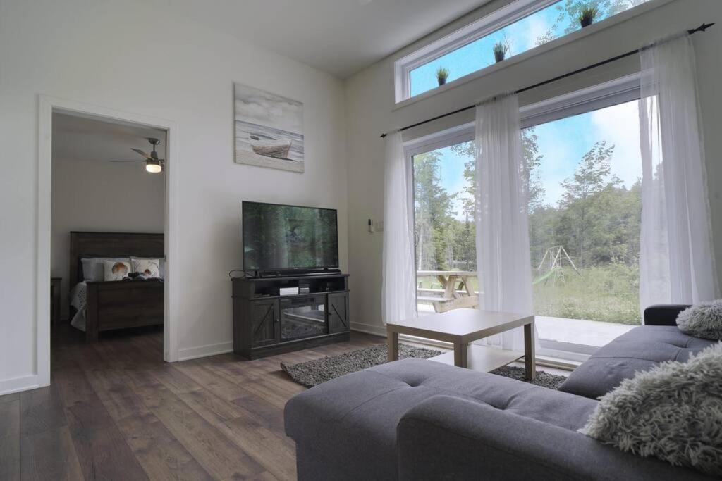 Chalet L'Hérisson (Modern, Spa, BBQ, waterfront)