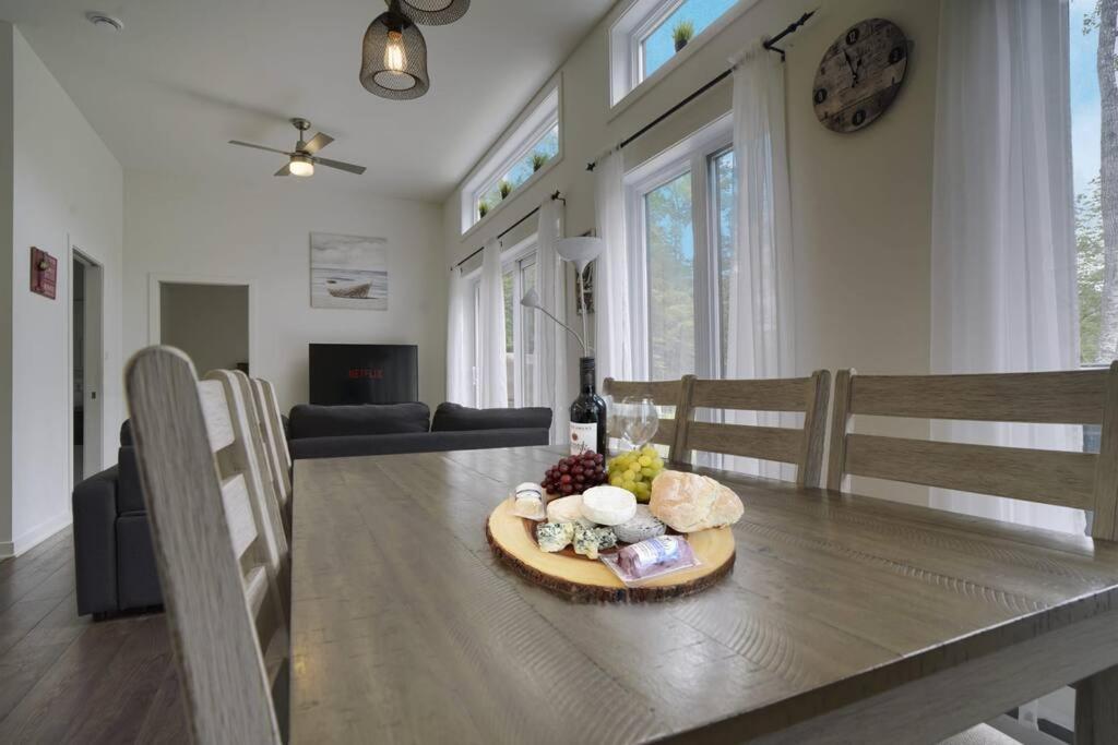 Chalet L'Hérisson (Modern, Spa, BBQ, waterfront)