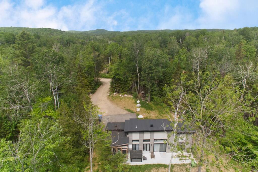 Chalet L'Hérisson (Modern, Spa, BBQ, waterfront)