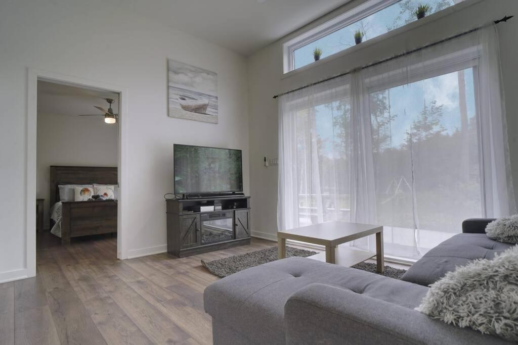 Chalet L'Hérisson (Modern, Spa, BBQ, waterfront)