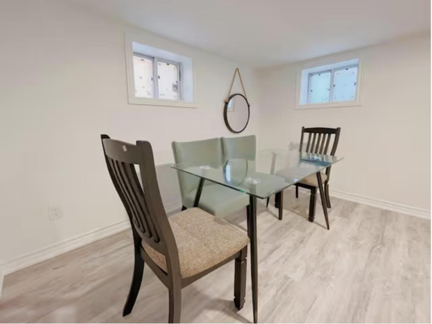 Morden Unit with Free Parking, 10 km to downtown