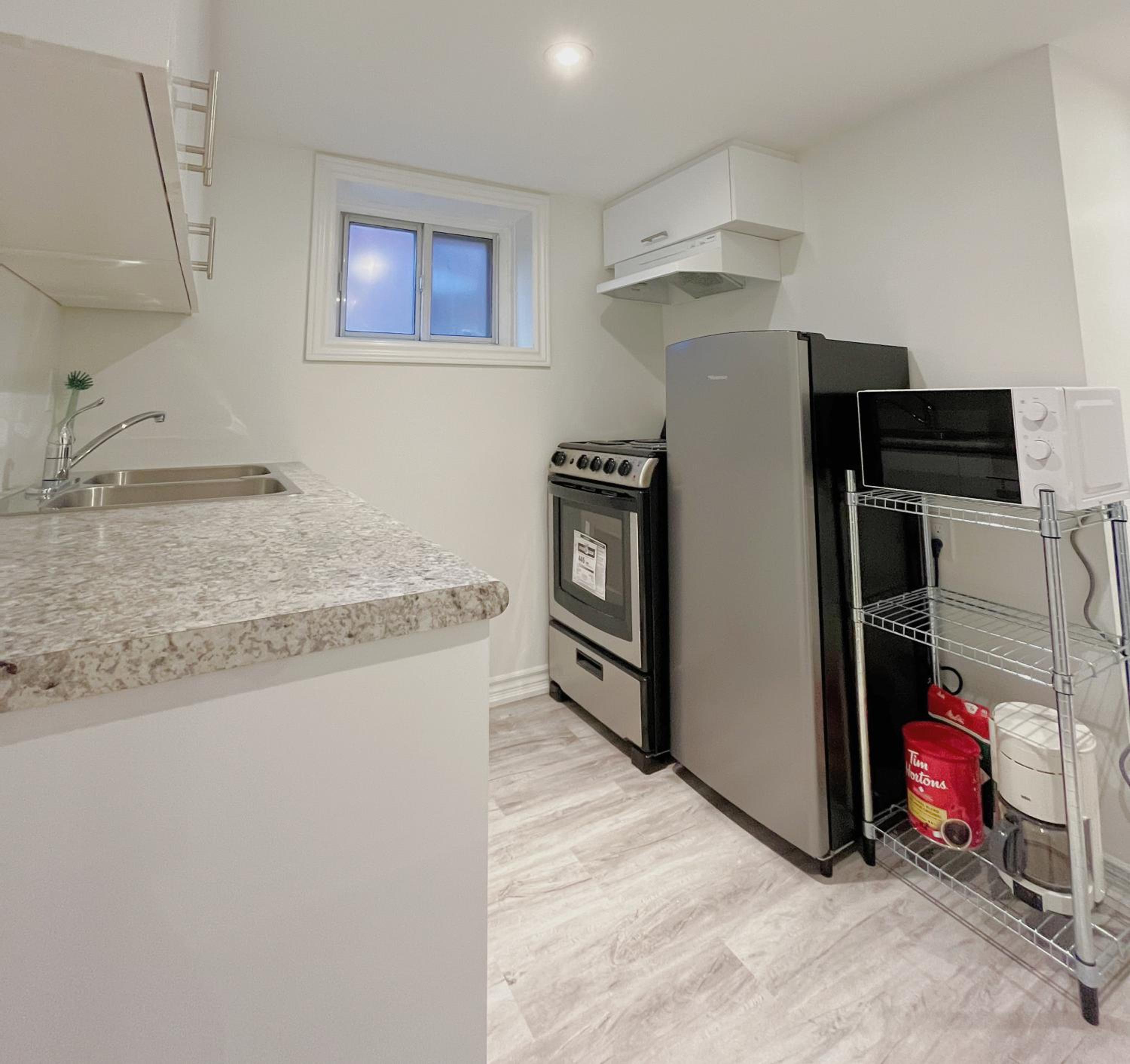Morden Unit with Free Parking, 10 km to downtown
