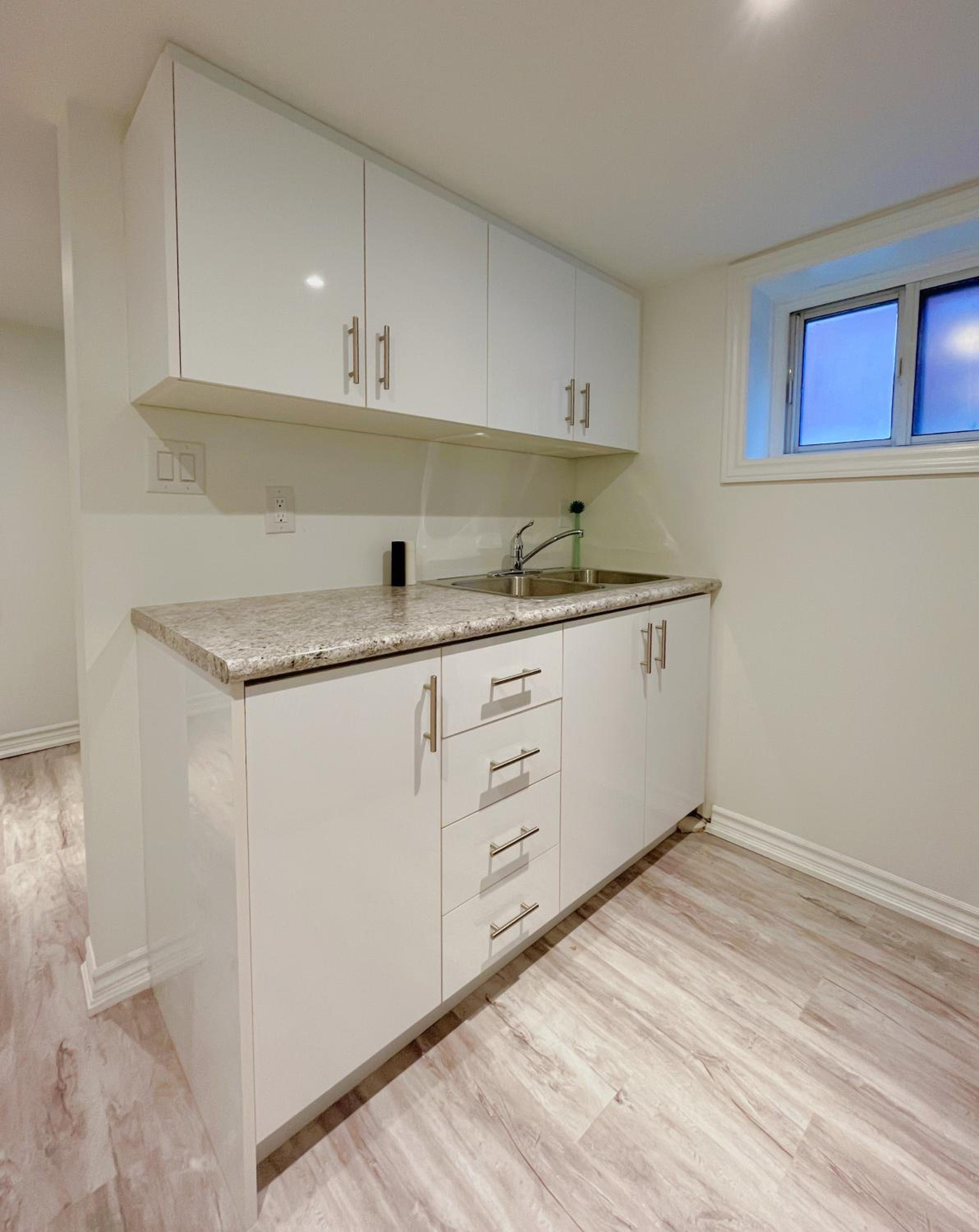 Morden Unit with Free Parking, 10 km to downtown