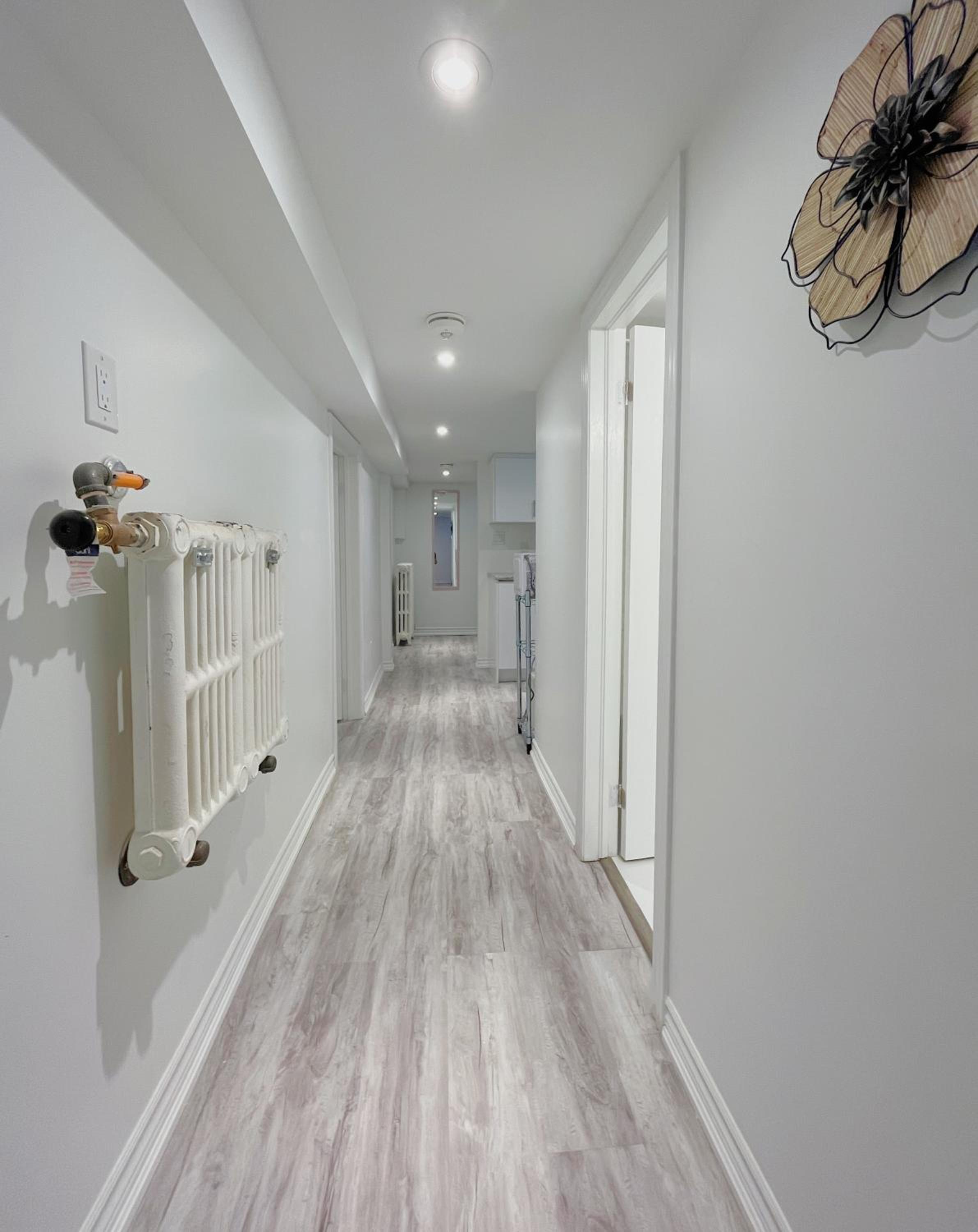 Morden Unit with Free Parking, 10 km to downtown