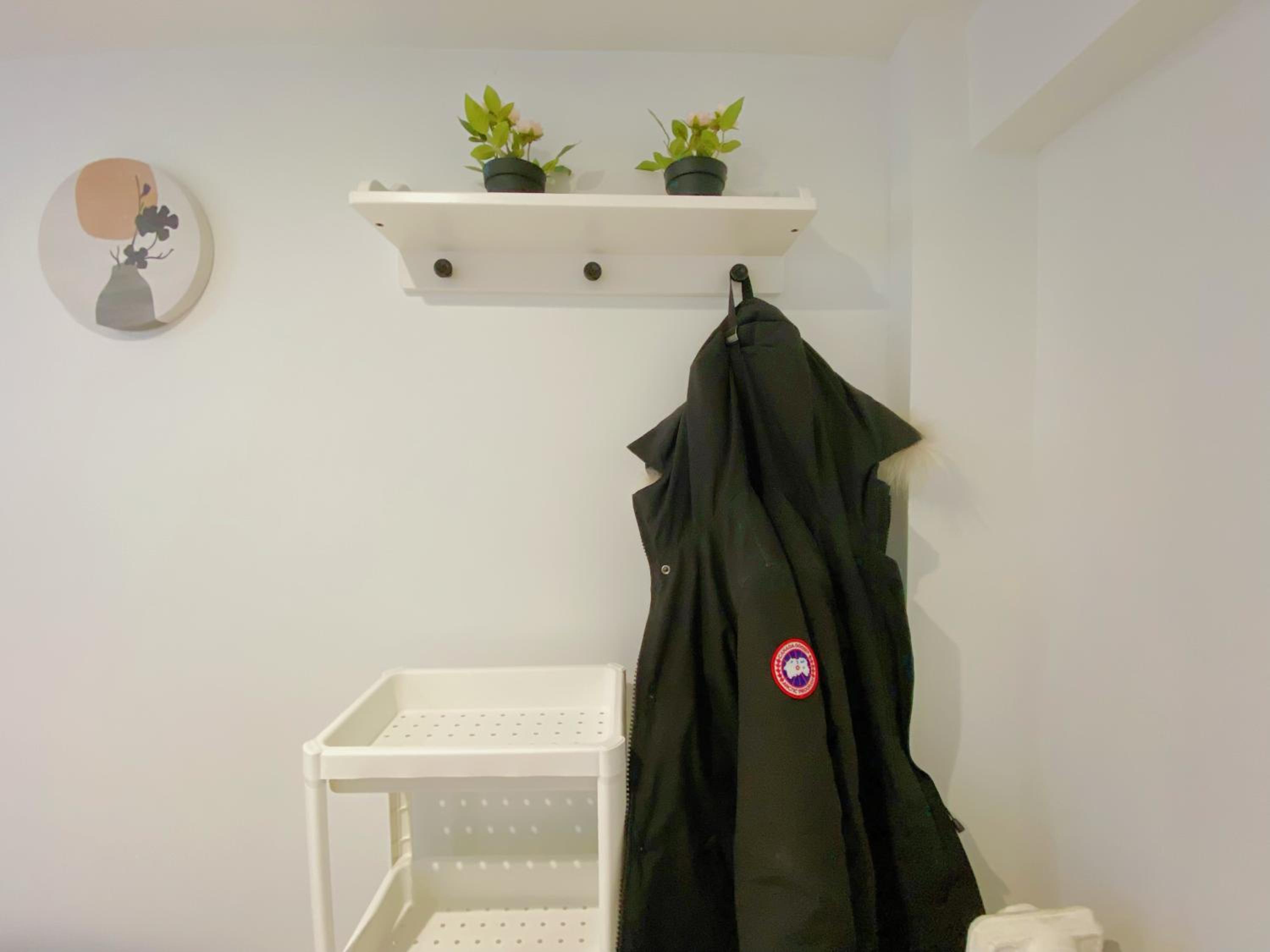 Morden Unit with Free Parking, 10 km to downtown