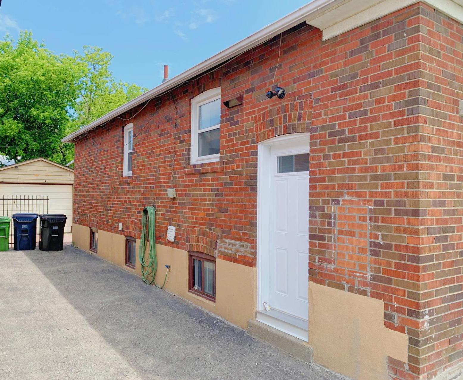 Morden Unit with Free Parking, 10 km to downtown