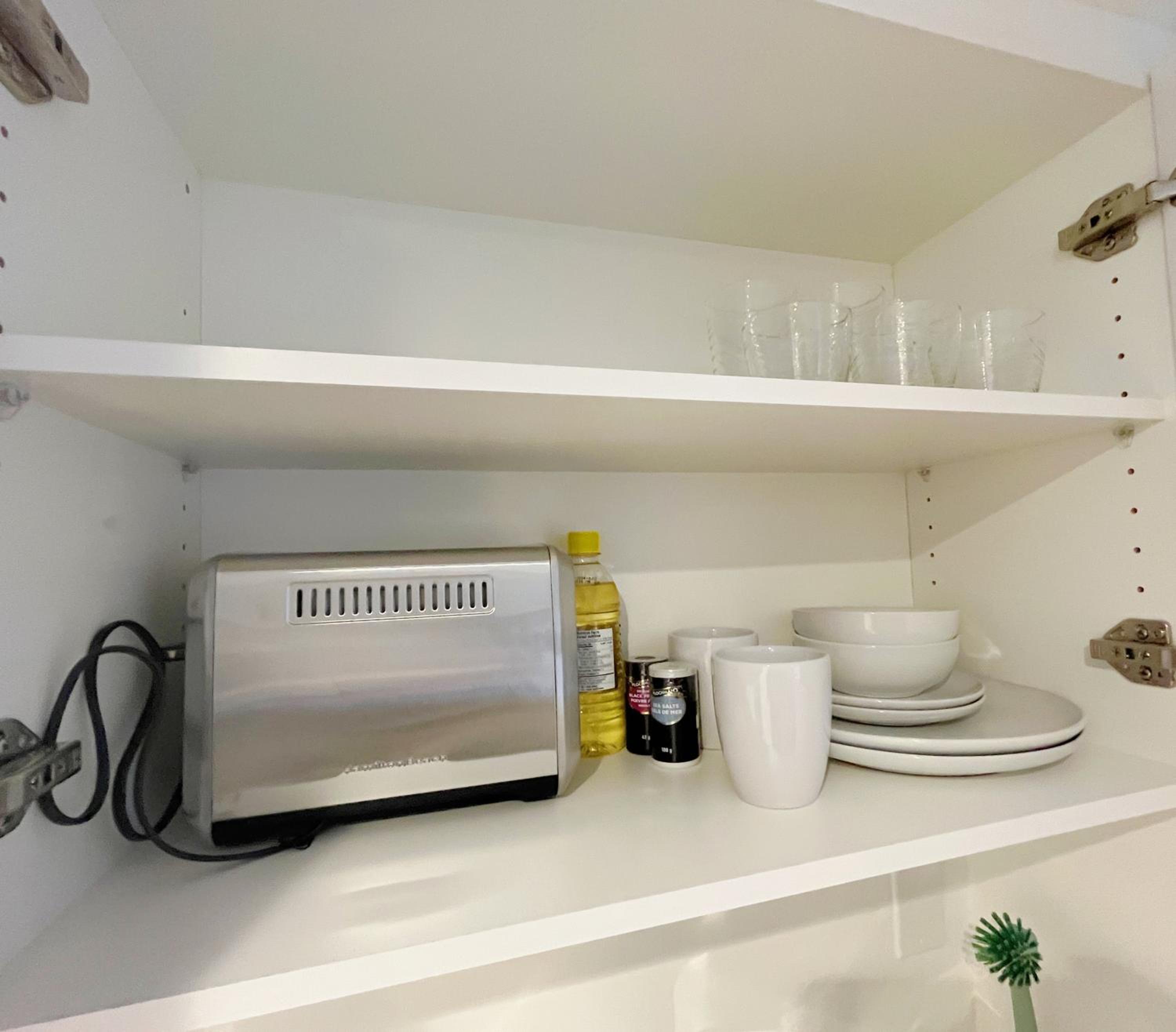Morden Unit with Free Parking, 10 km to downtown