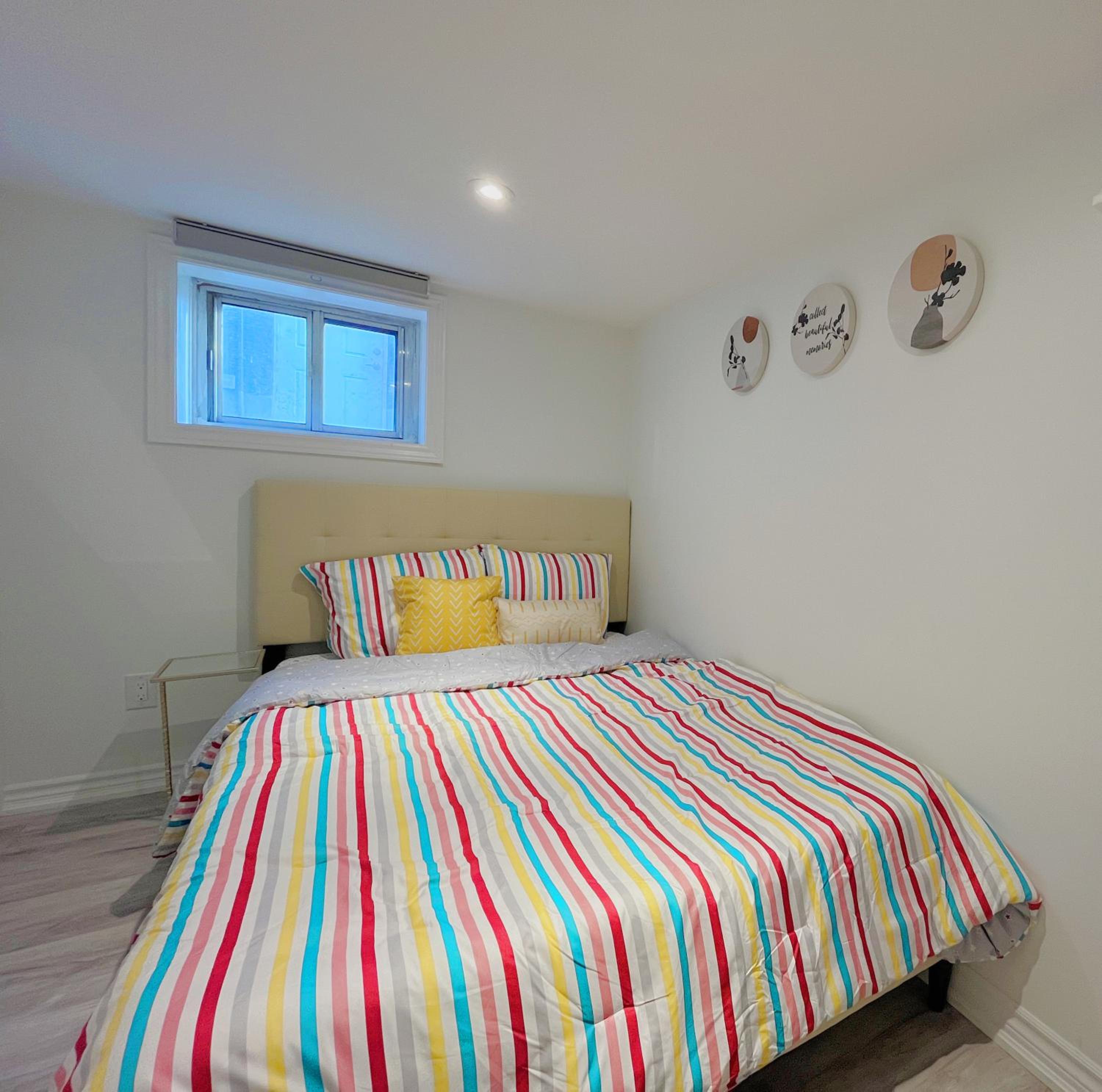 Morden Unit with Free Parking, 10 km to downtown