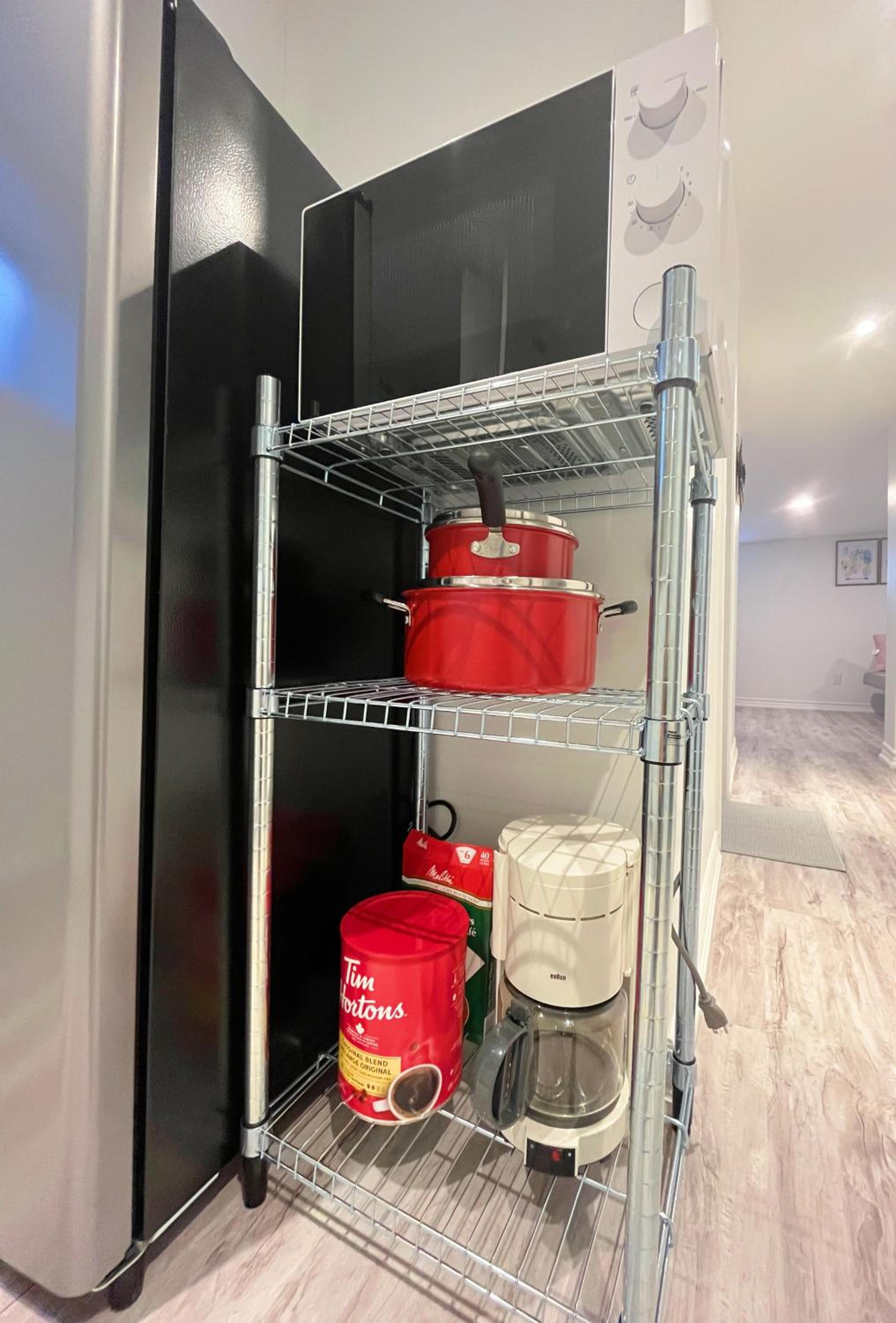 Morden Unit with Free Parking, 10 km to downtown
