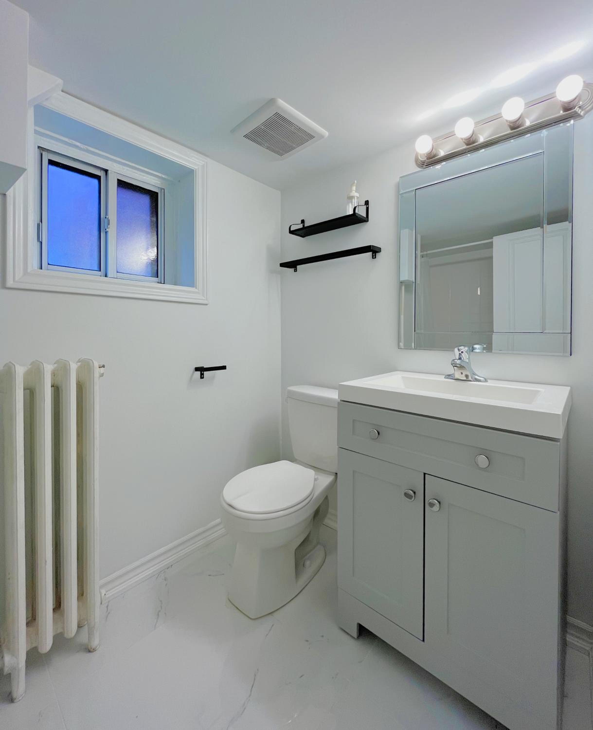 Morden Unit with Free Parking, 10 km to downtown