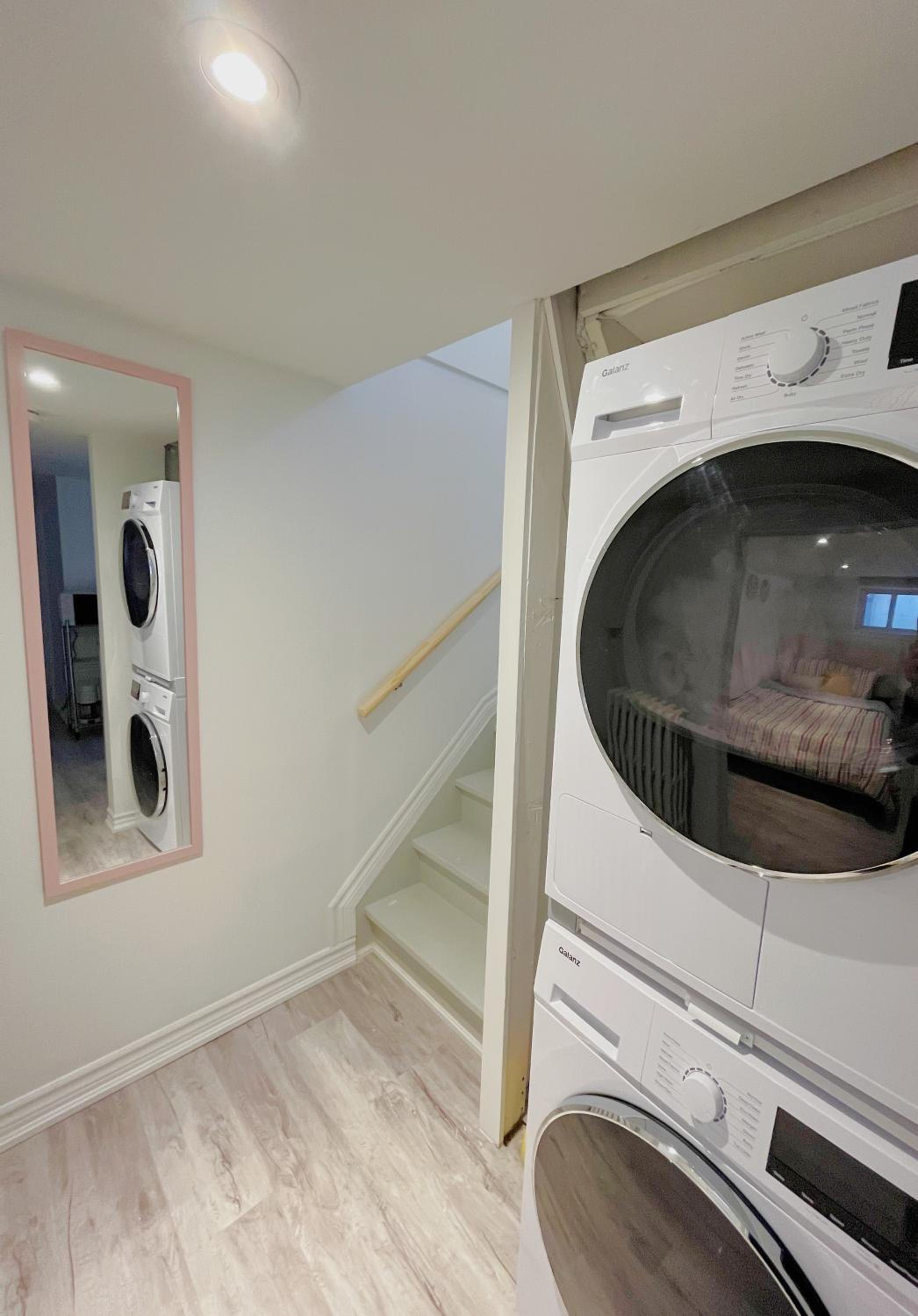 Morden Unit with Free Parking, 10 km to downtown