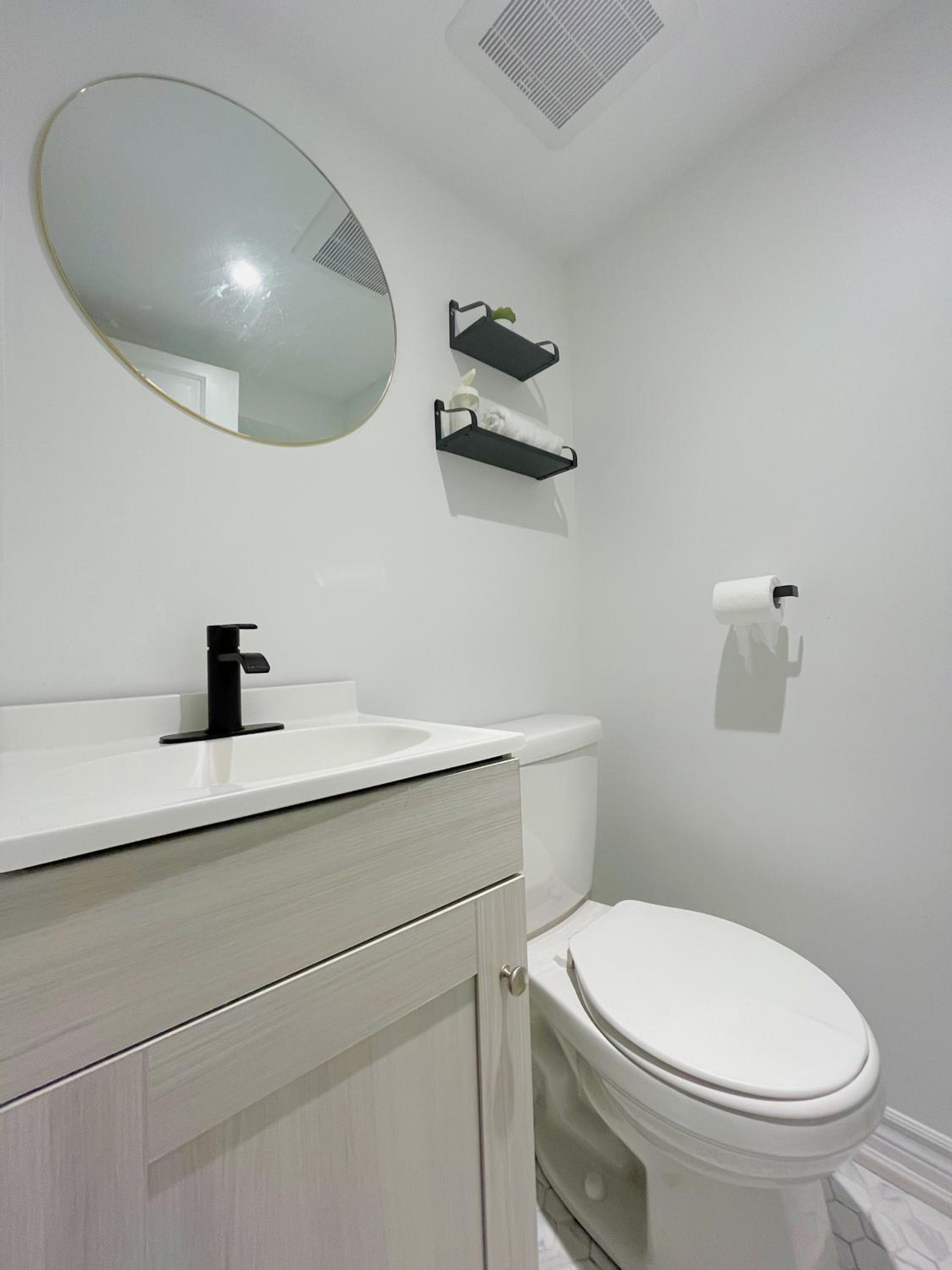 Morden Unit with Free Parking, 10 km to downtown