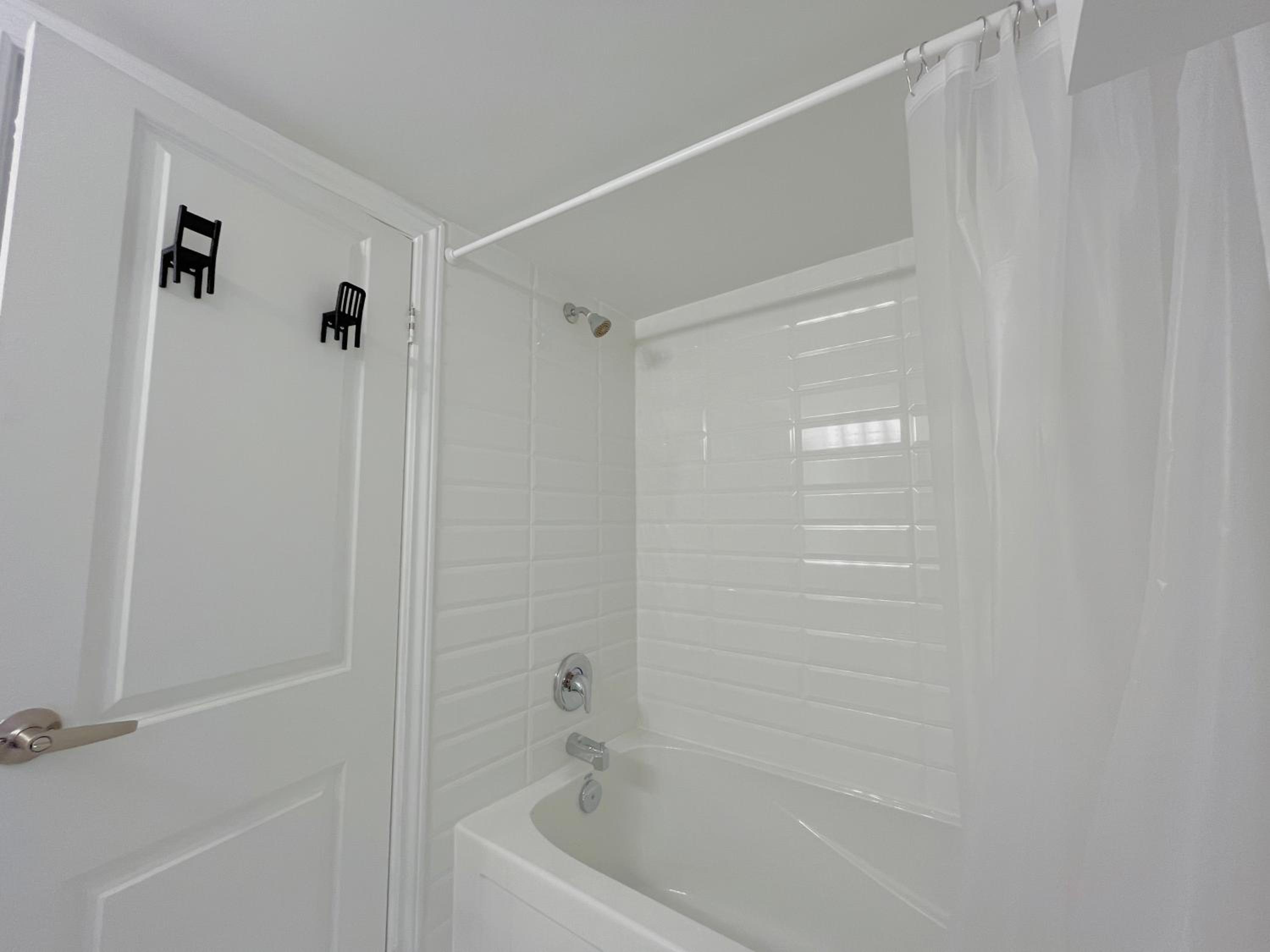 Morden Unit with Free Parking, 10 km to downtown