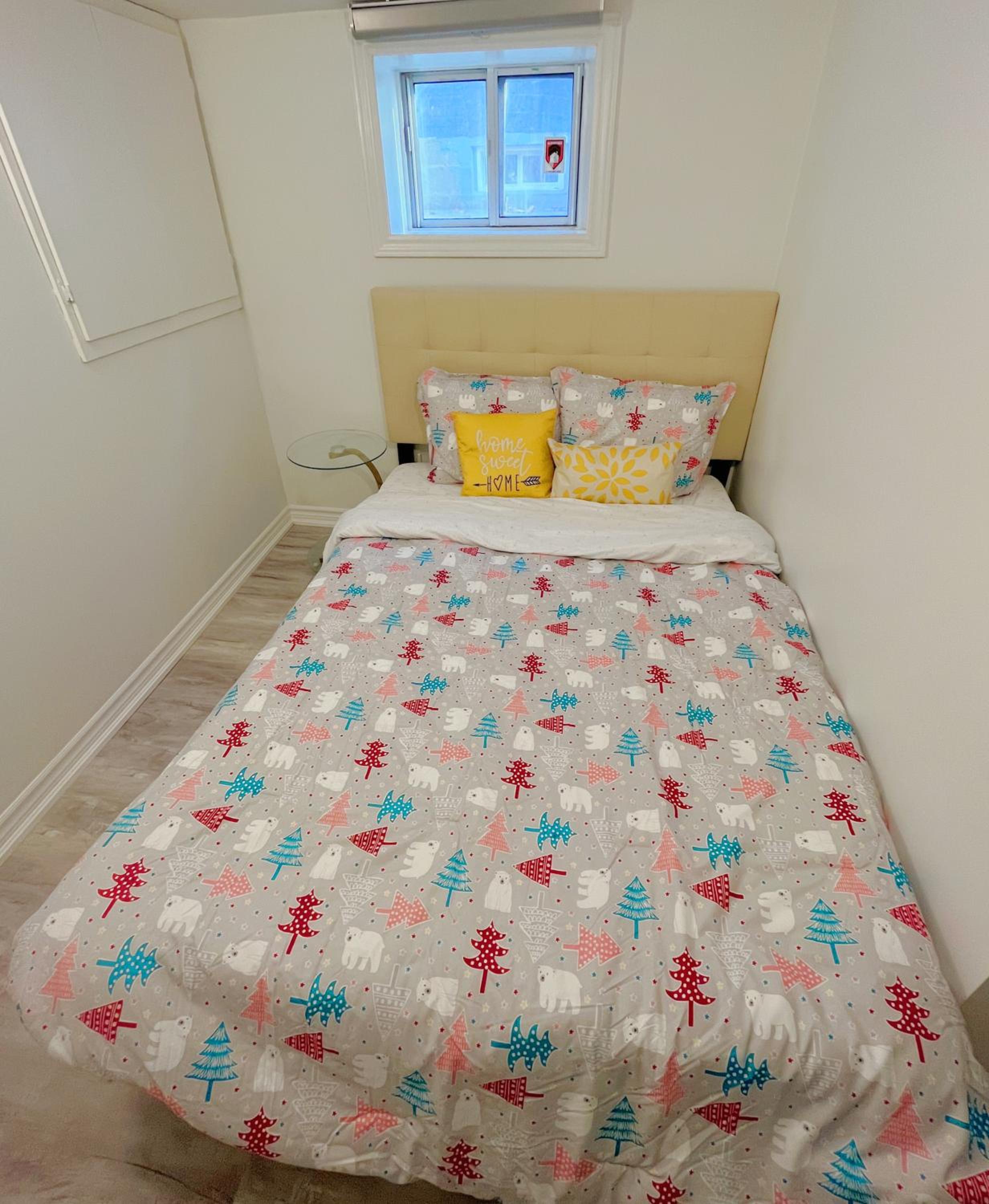 Morden Unit with Free Parking, 10 km to downtown