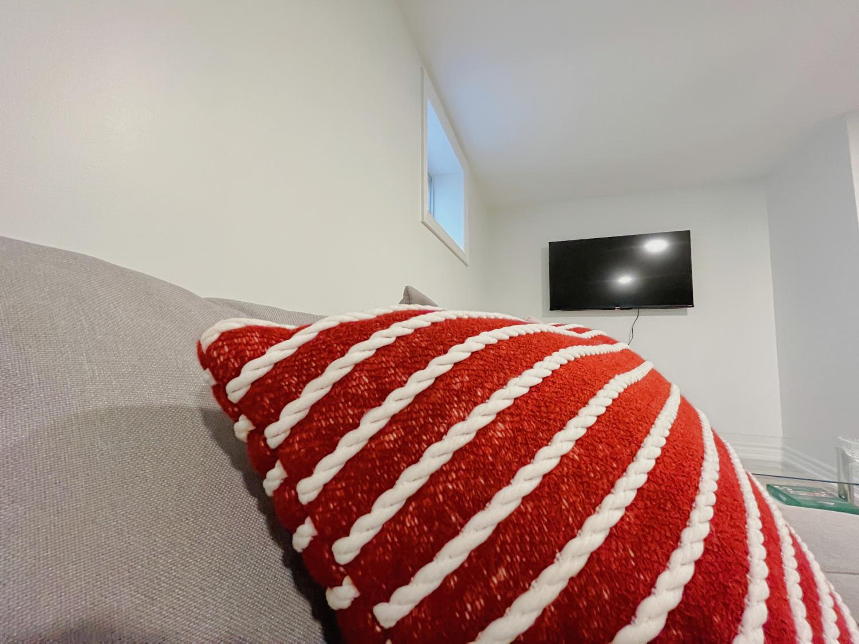 Morden Unit with Free Parking, 10 km to downtown