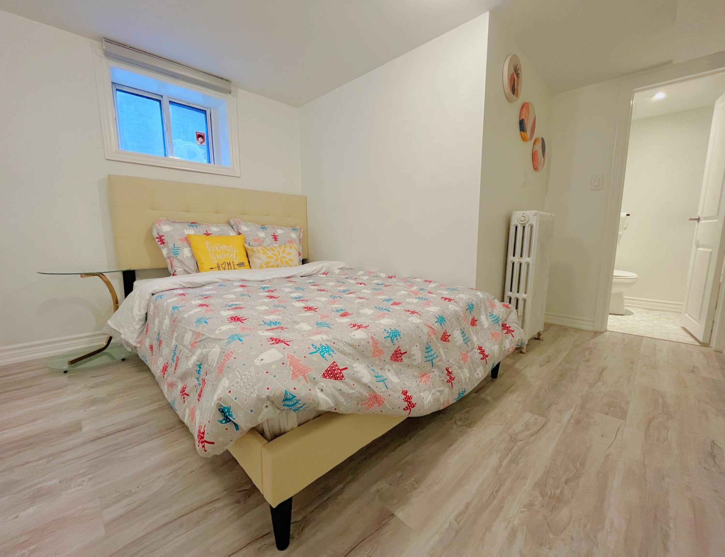 Morden Unit with Free Parking, 10 km to downtown