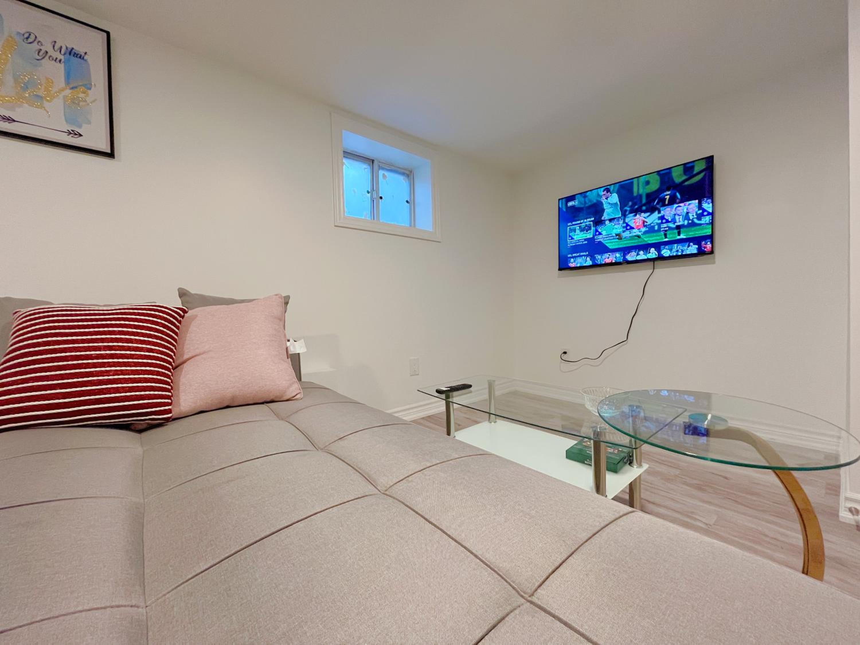 Morden Unit with Free Parking, 10 km to downtown