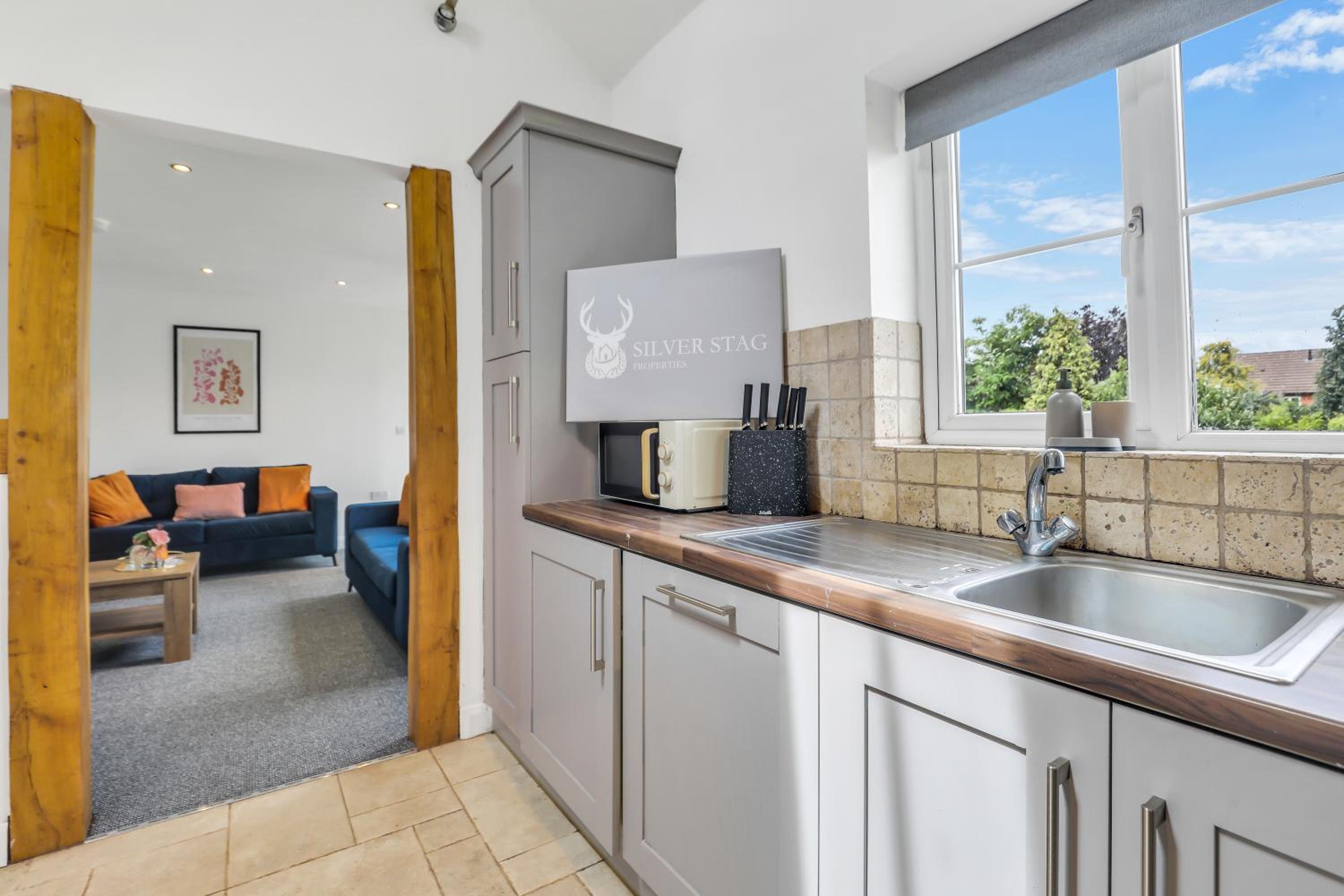 Comfortable 3-Bed Dormer Bungalow Family & Business Friendly view 5