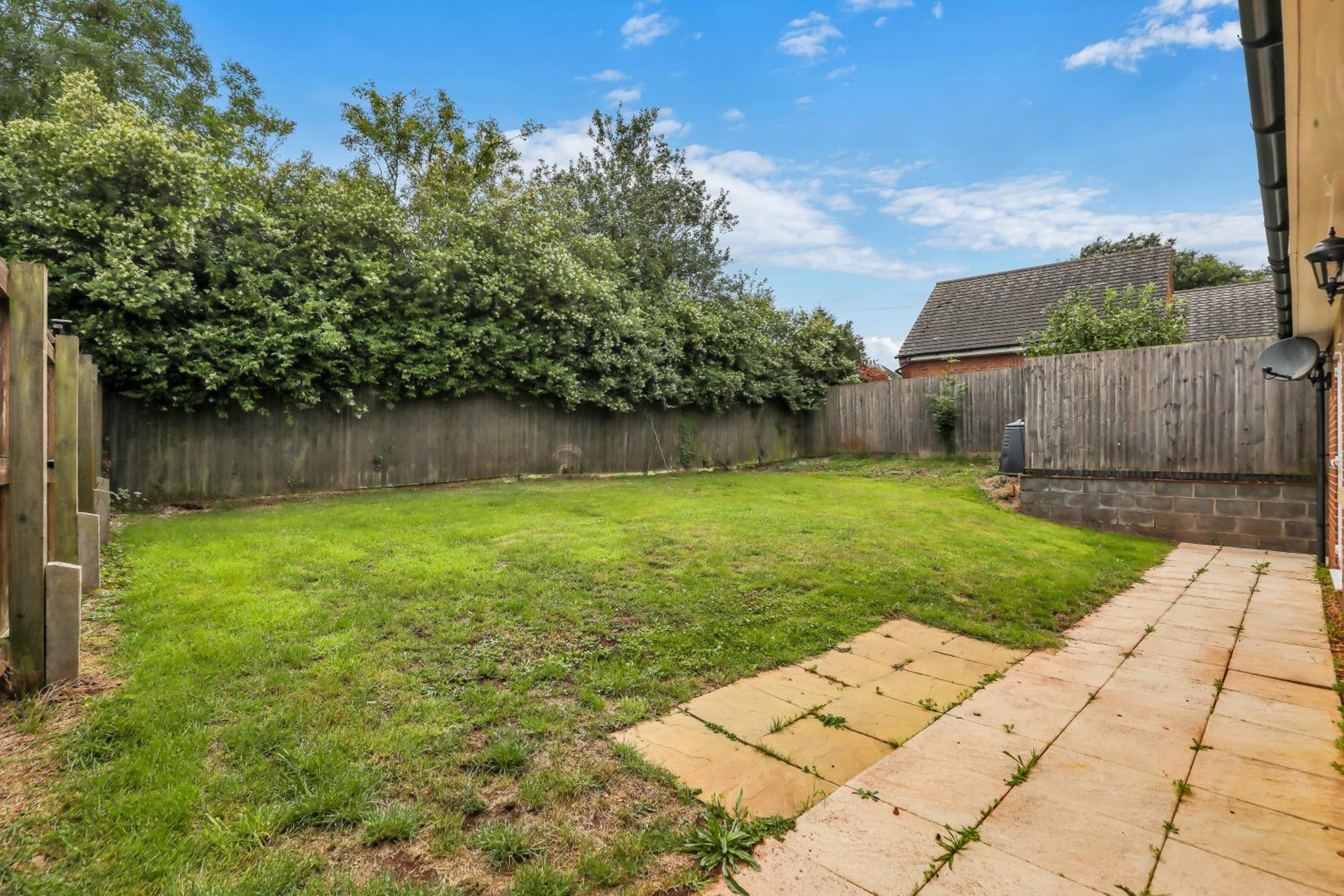 Comfortable 3-Bed Dormer Bungalow Family & Business Friendly view 3