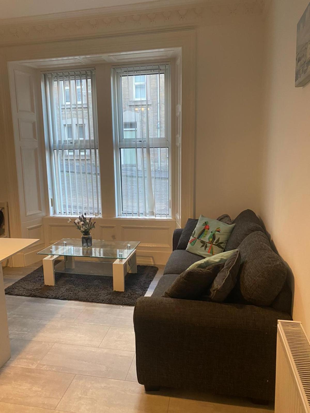 Modern 3BR Near Docks Free Parking Fast Wi-Fi view 4