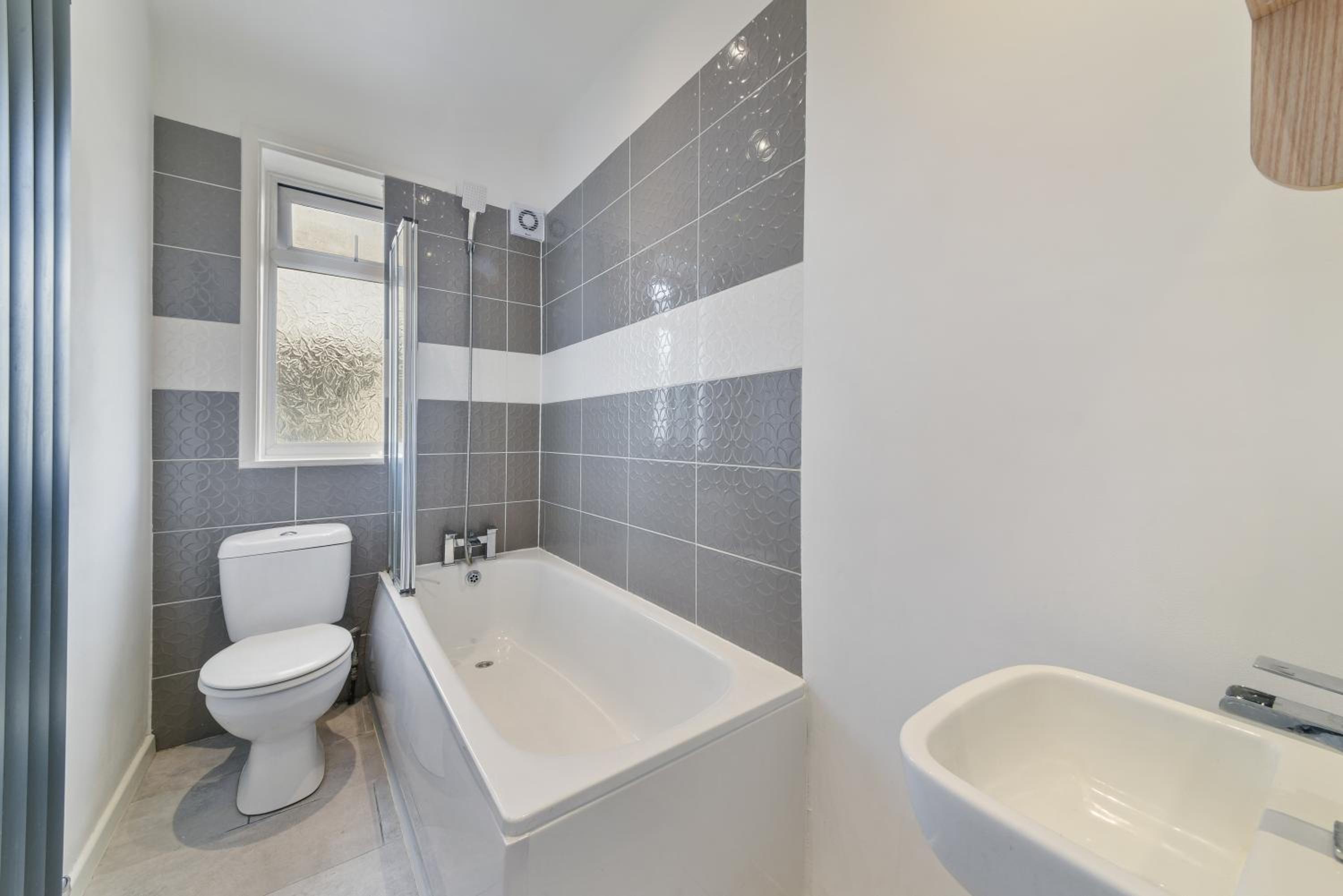 2-Bed House, Bromley, Free Parking, 30 min to Central London - Sleeps 6