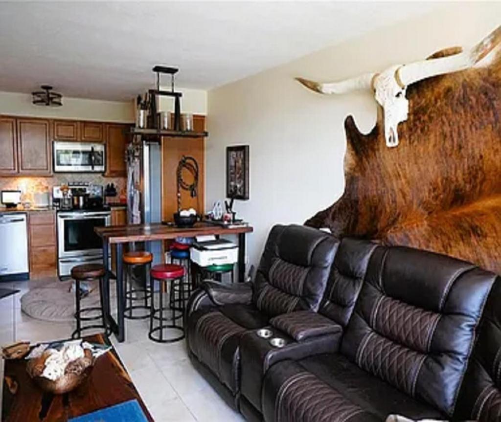 BEAUTIFUL CONDO TOTALLY UPDATED