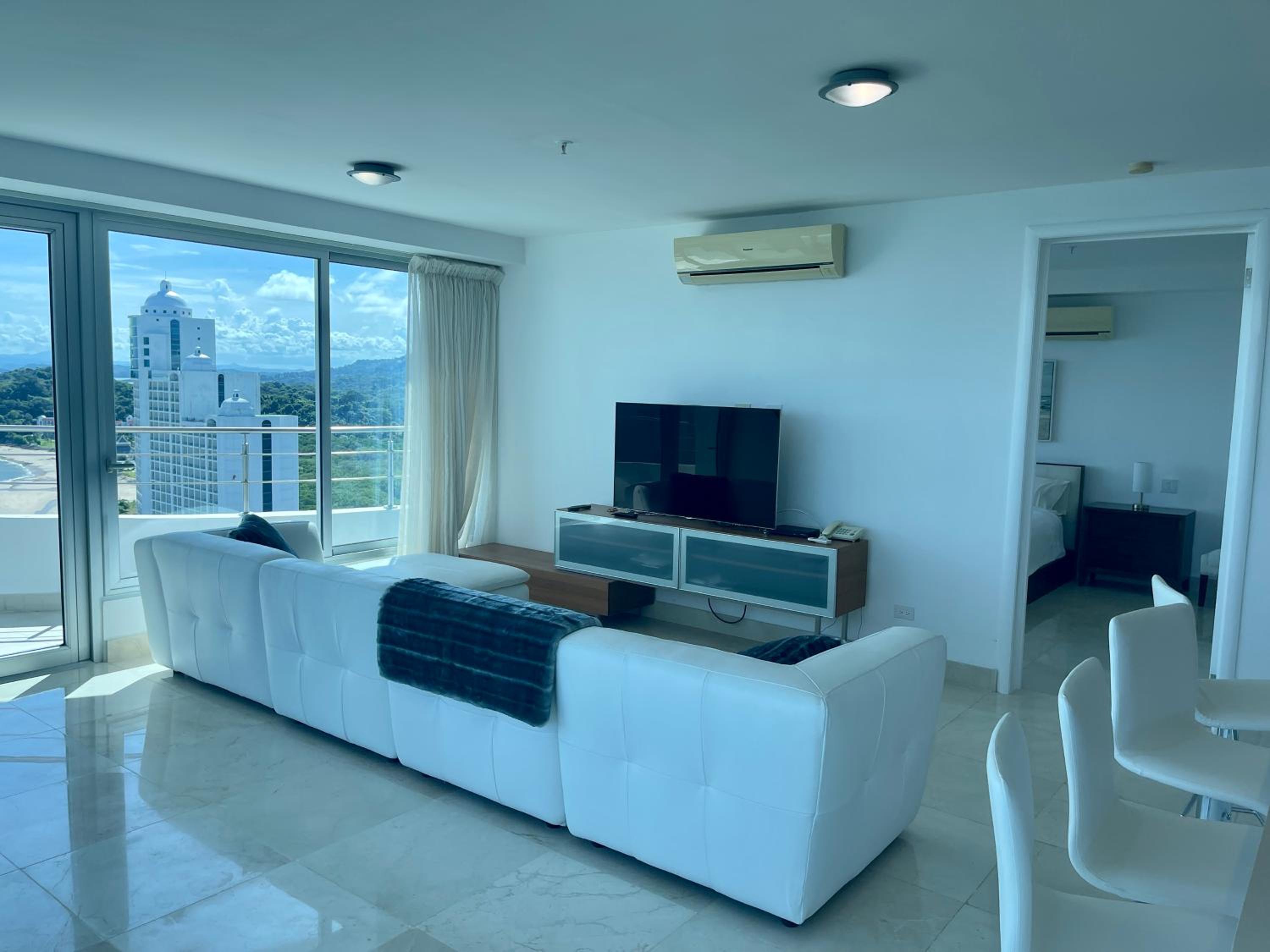 17E Beautiful 2-Bedroom Ocean View Apartment view 5