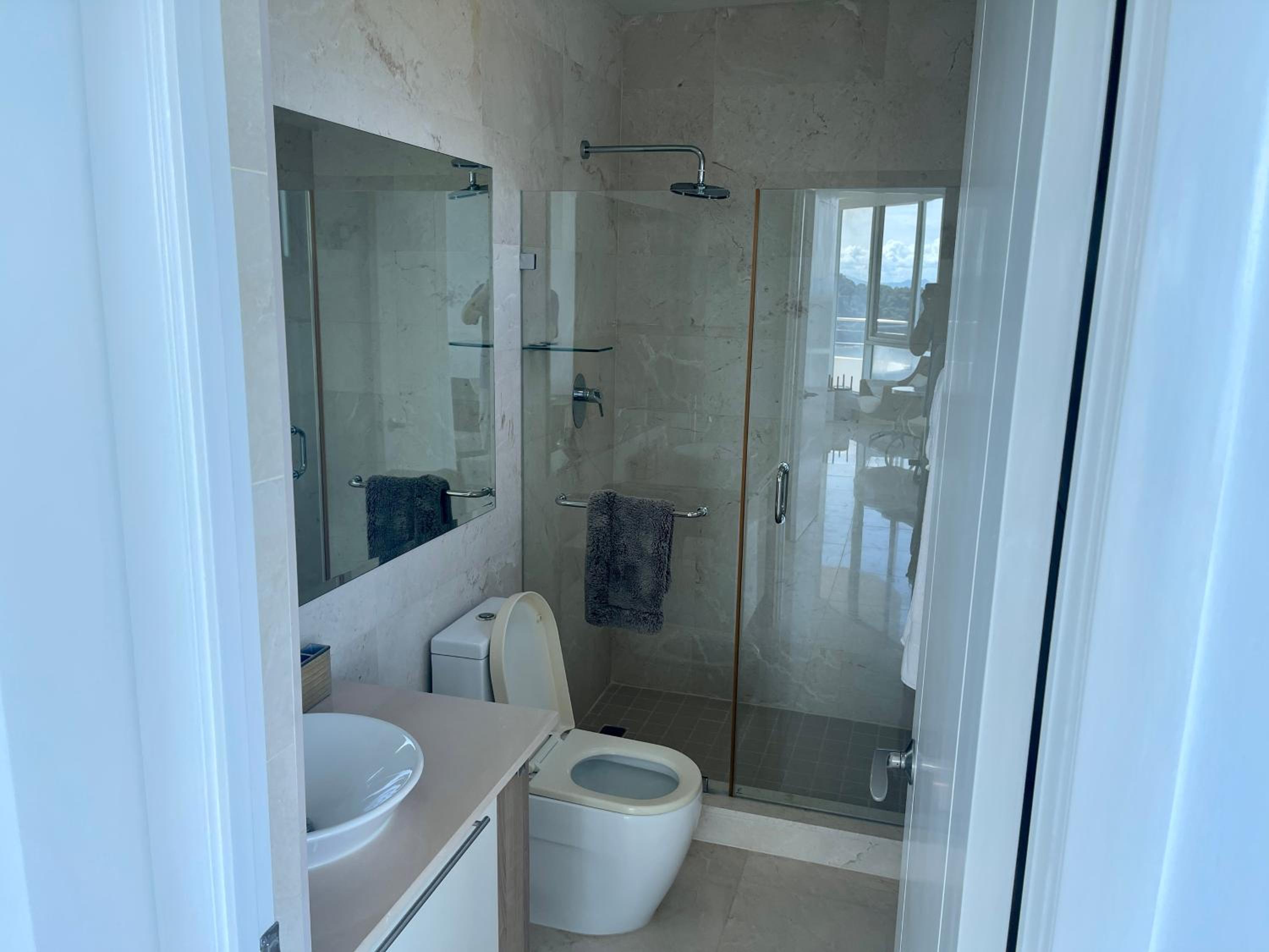 17E Beautiful 2-Bedroom Ocean View Apartment view 3