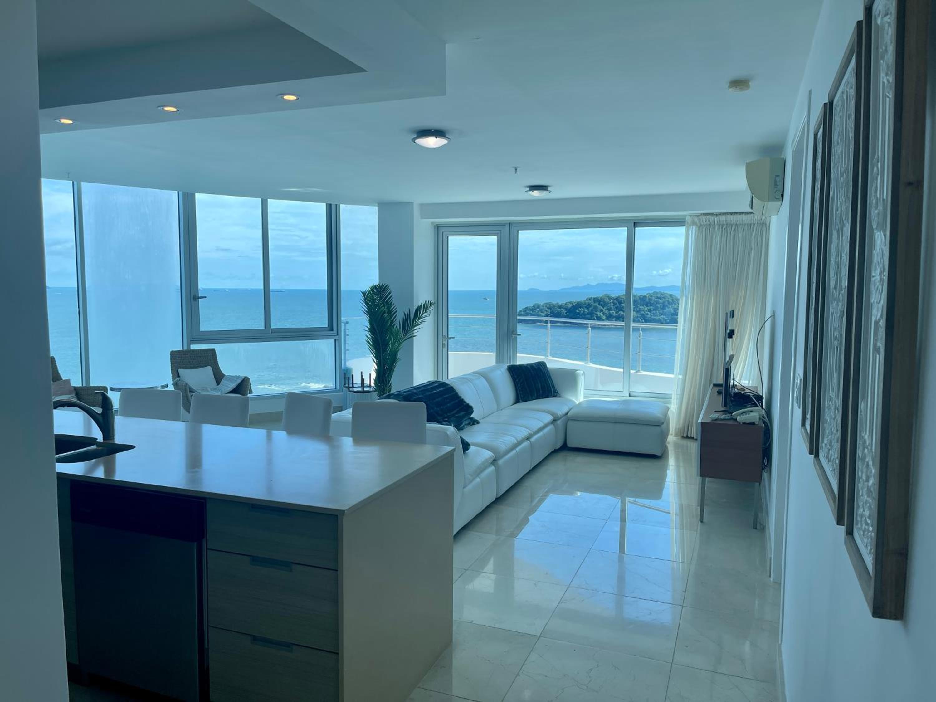 Hotel 17e Beautiful 2-bedroom Ocean View Apartment