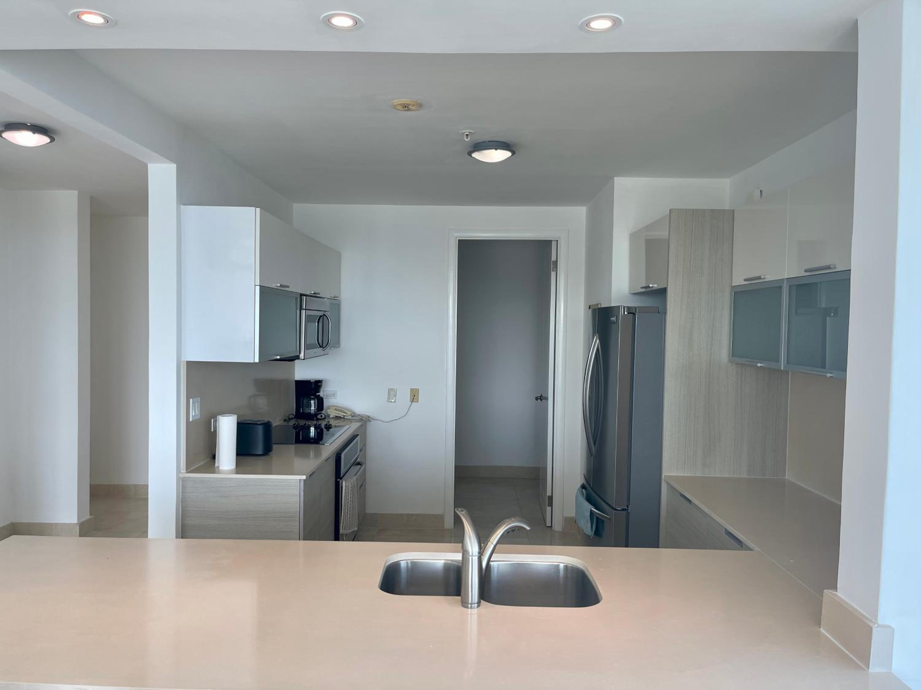 17E Beautiful 2-Bedroom Ocean View Apartment view 2
