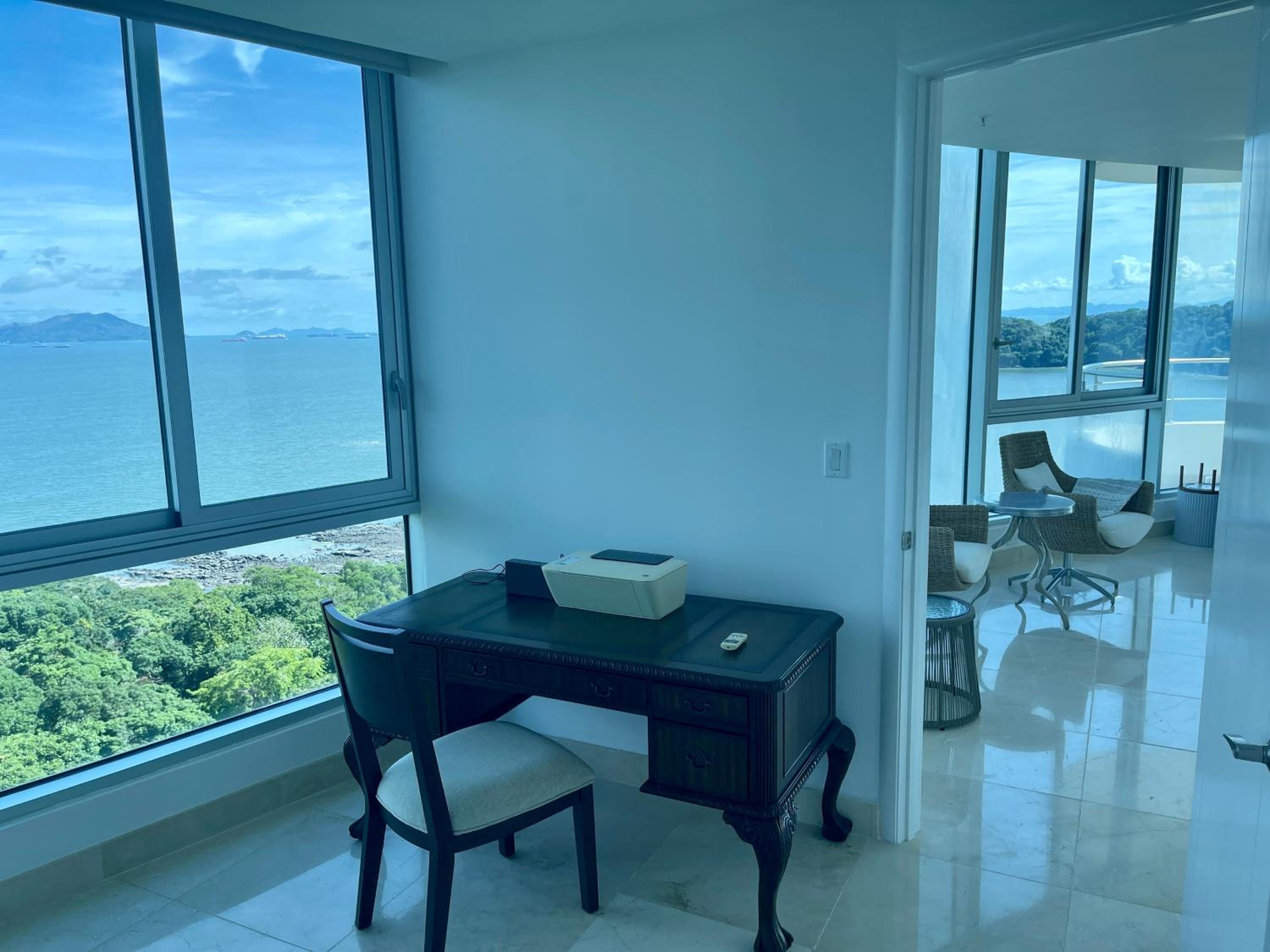 17E Beautiful 2-Bedroom Ocean View Apartment view 4