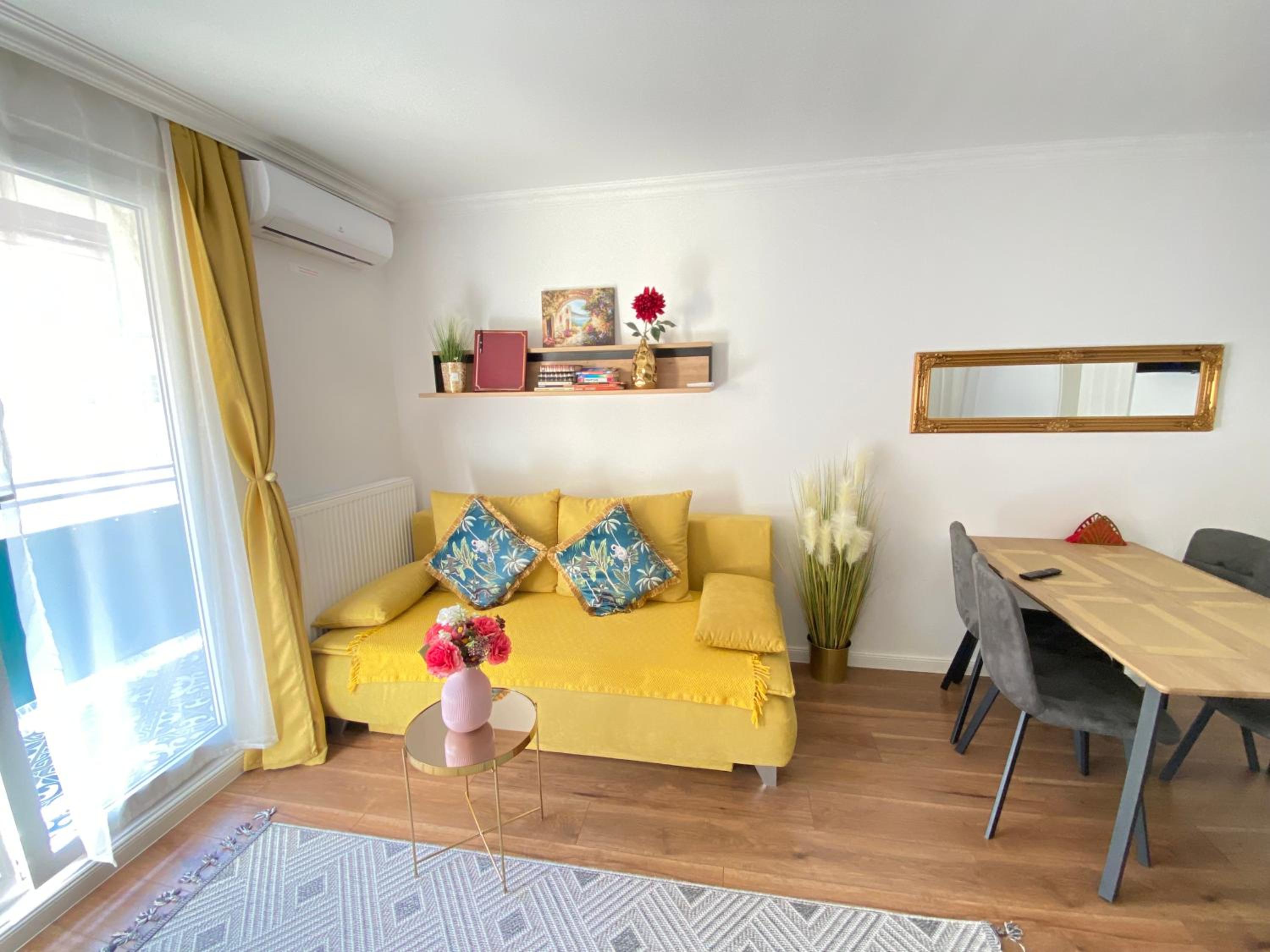 ROYAL APARTmENT