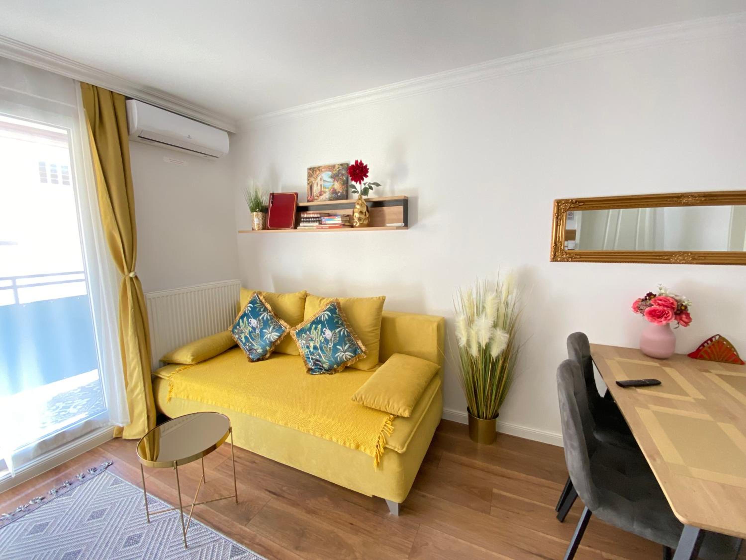 ROYAL APARTmENT