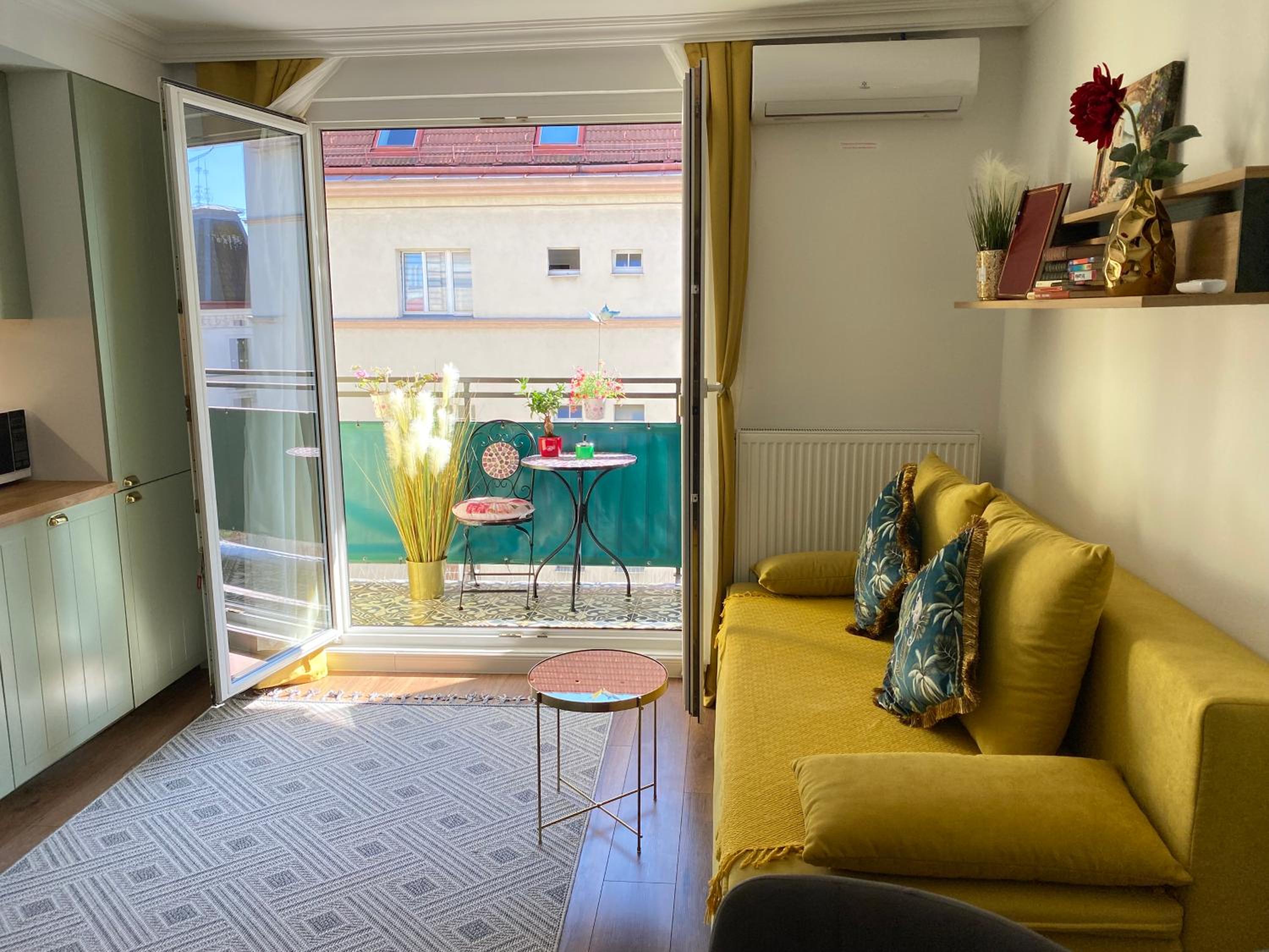 ROYAL APARTmENT