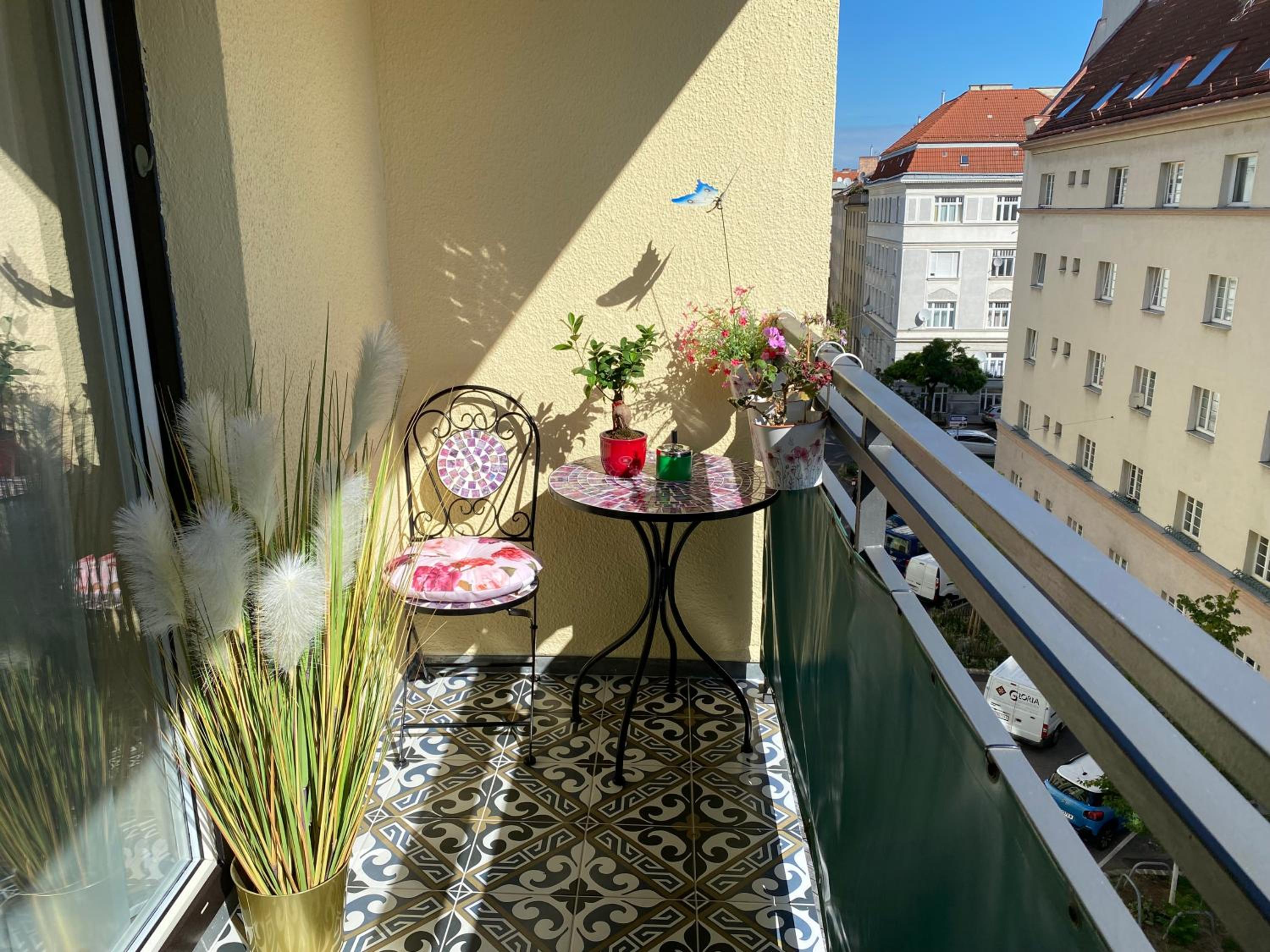 ROYAL APARTmENT
