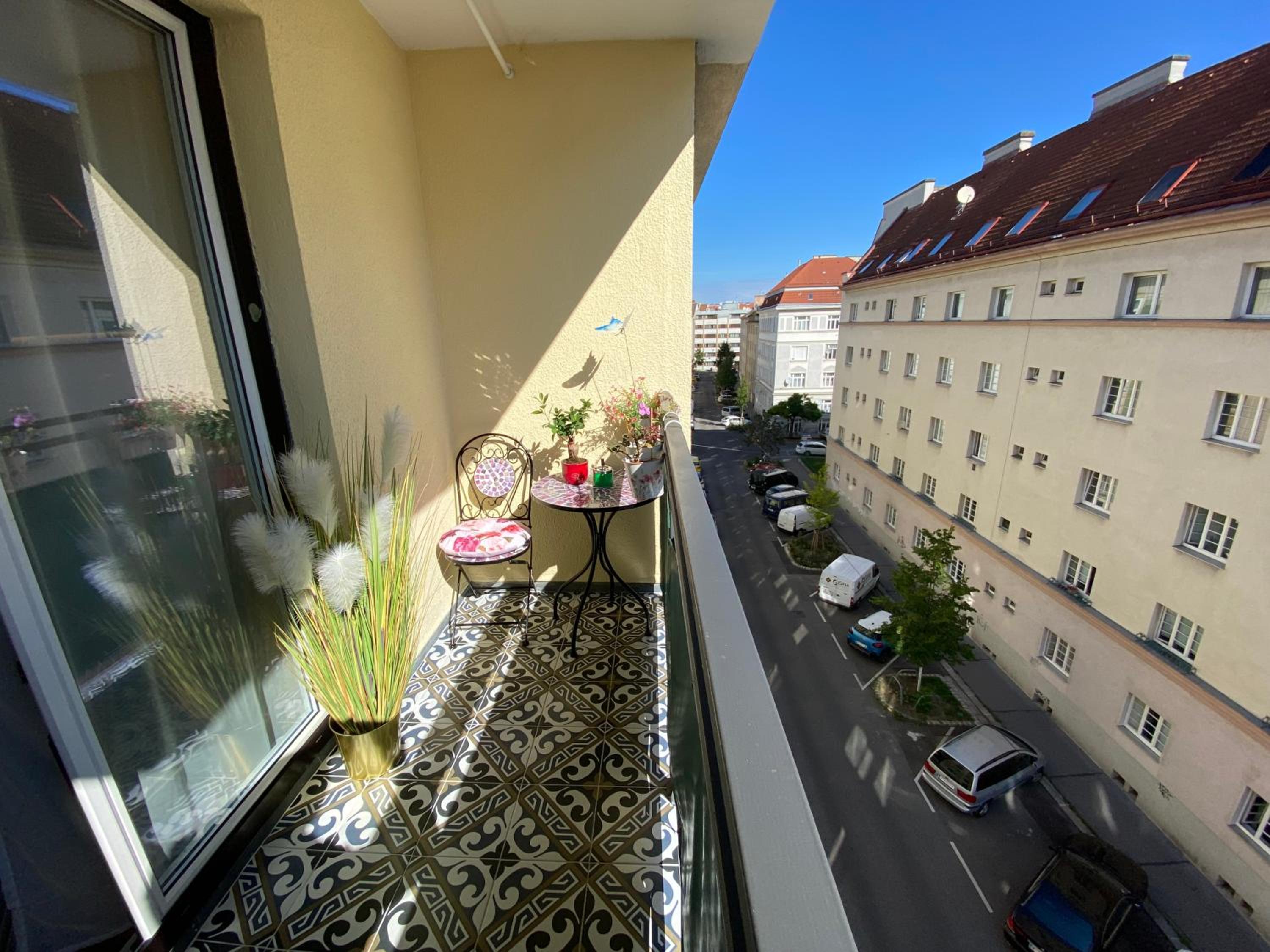 ROYAL APARTmENT