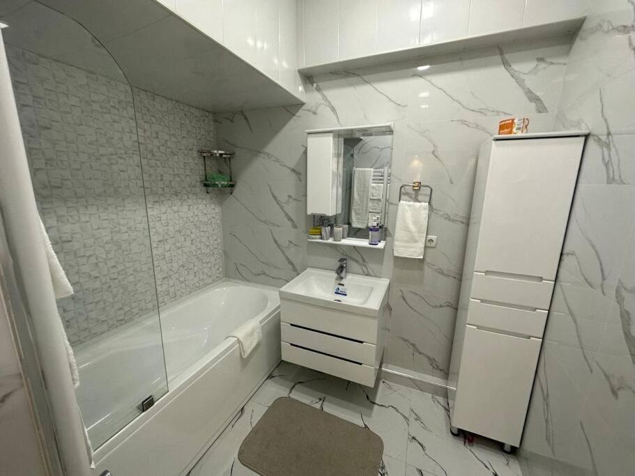 Beautiful, cozy 2 Bedroom Apt view 2